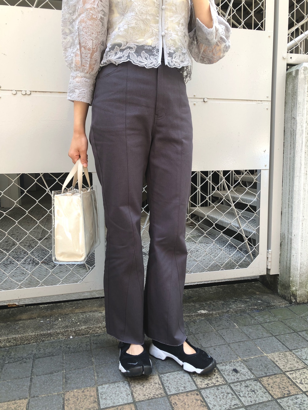 グレー系のシャツ/ブラウス、ホワイト系のタンクトップ、グレー系のその他パンツを着用したレディースの春コーディネートの5枚目の写真