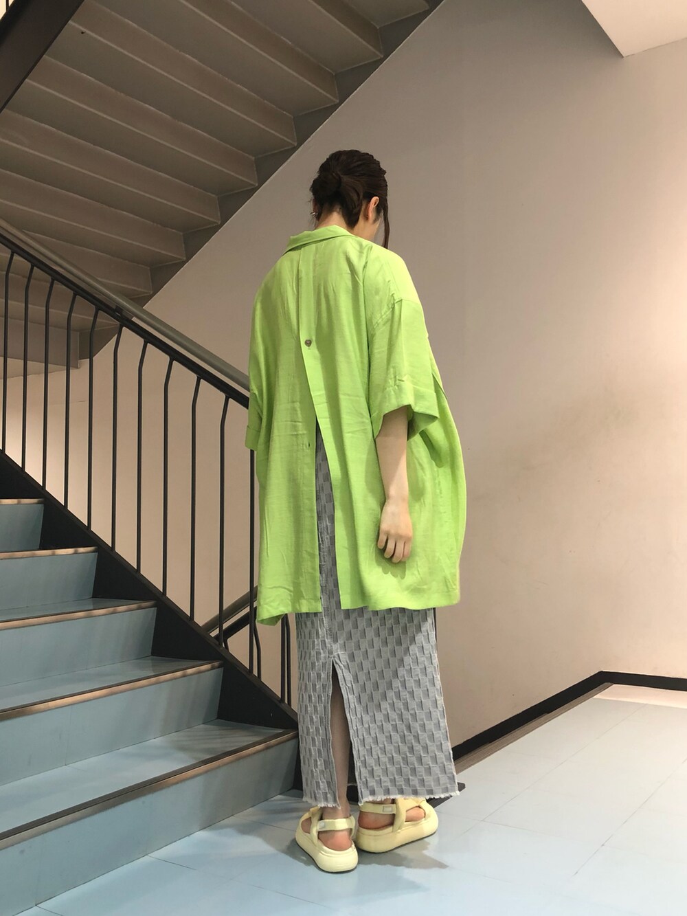 グリーン系のシャツ/ブラウス、ホワイト系のタンクトップ、グレー系のスカートを着用したレディースの春コーディネートの4枚目の写真