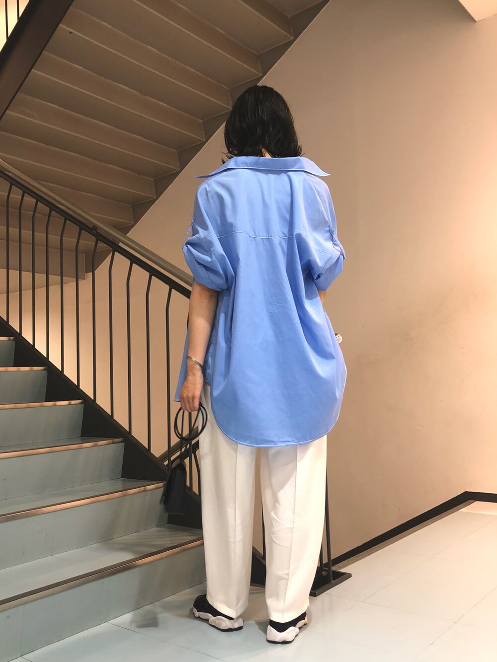 ブルー系のシャツ/ブラウス、ホワイト系のタンクトップ、ホワイト系のその他パンツを着用したレディースの春コーディネートの2枚目の写真