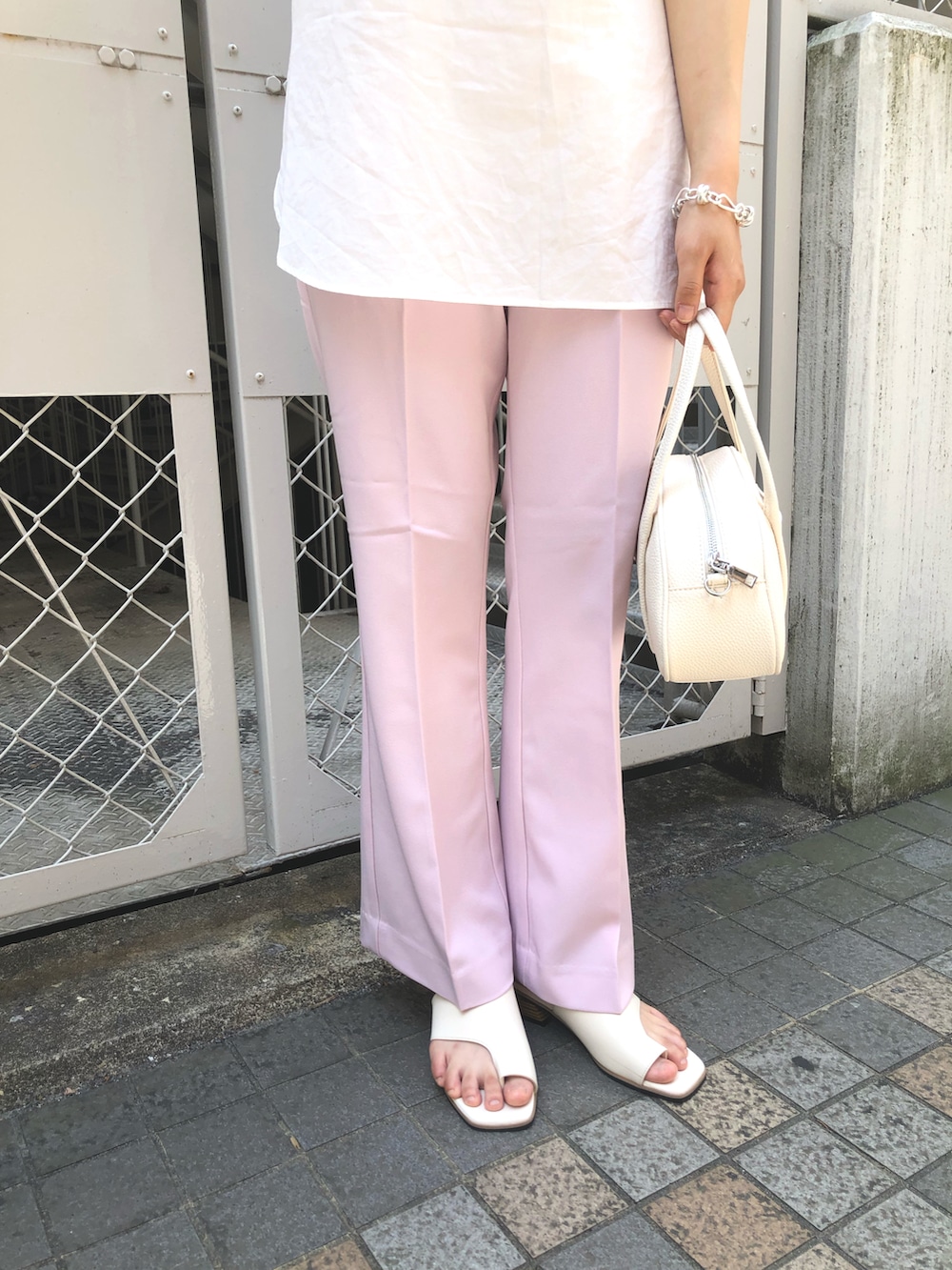 ホワイト系のシャツ/ブラウス、ピンク系のその他パンツ、ホワイト系のショルダーバッグを着用したレディースの春コーディネートの5枚目の写真