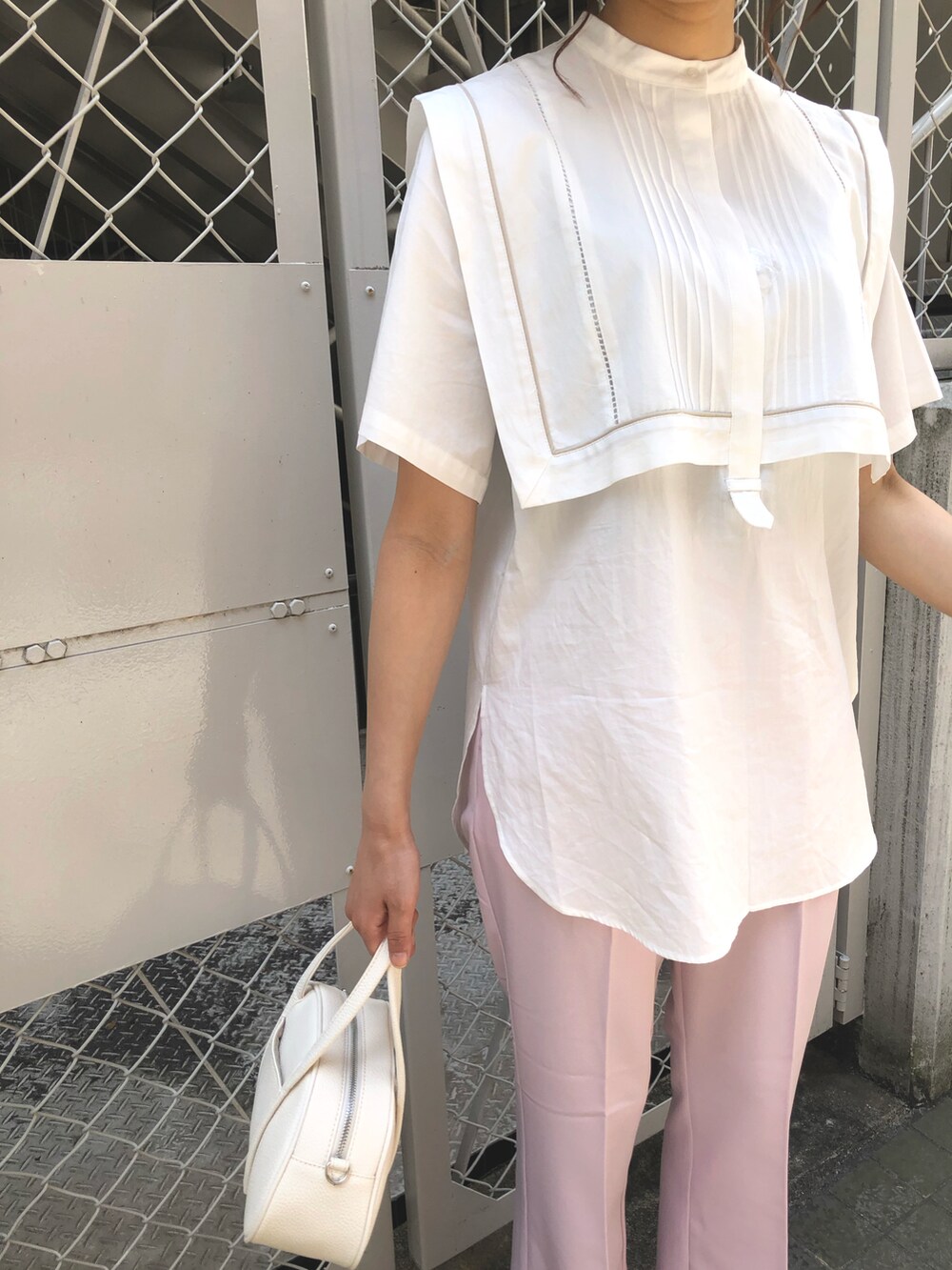 ホワイト系のシャツ/ブラウス、ピンク系のその他パンツ、ホワイト系のショルダーバッグを着用したレディースの春コーディネートの4枚目の写真