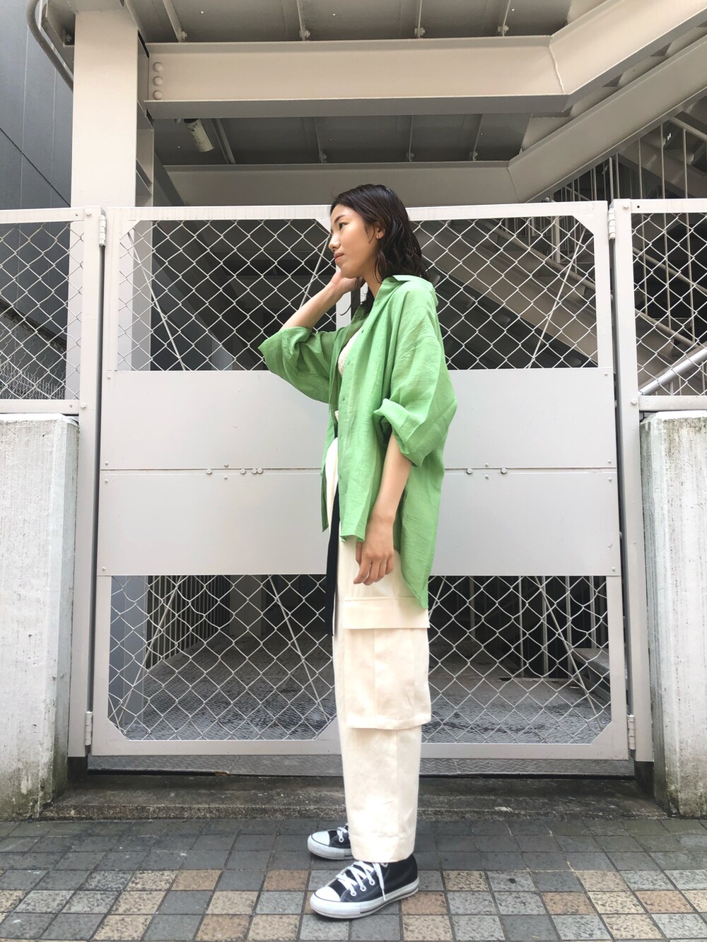 グリーン系のシャツ/ブラウス、ホワイト系のキャミソール、ホワイト系のカーゴパンツを着用したレディースの春コーディネートの2枚目の写真