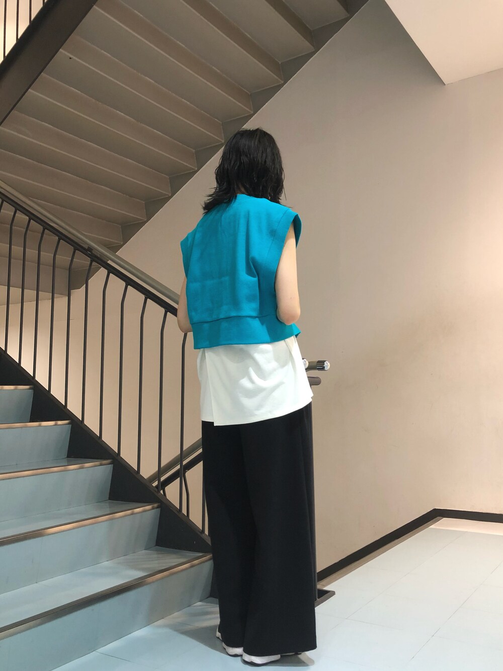 ブルー系のTシャツ/カットソー、ホワイト系のTシャツ/カットソー、ブラック系のその他パンツを着用したレディースの春コーディネートの2枚目の写真