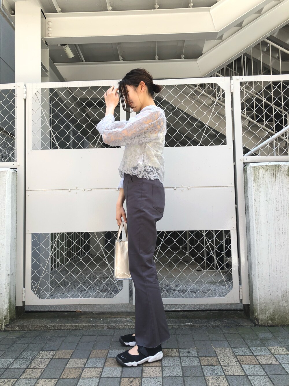 グレー系のシャツ/ブラウス、ホワイト系のタンクトップ、グレー系のその他パンツを着用したレディースの春コーディネートの3枚目の写真