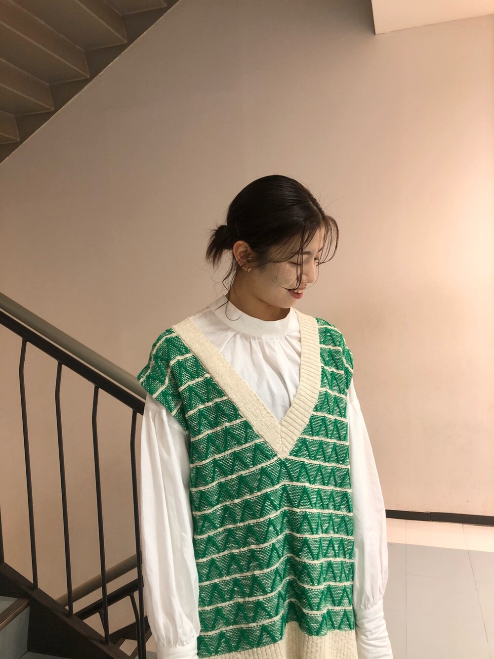 グリーン系のベスト、ホワイト系のシャツ/ブラウスを着用したレディースの冬コーディネートの3枚目の写真