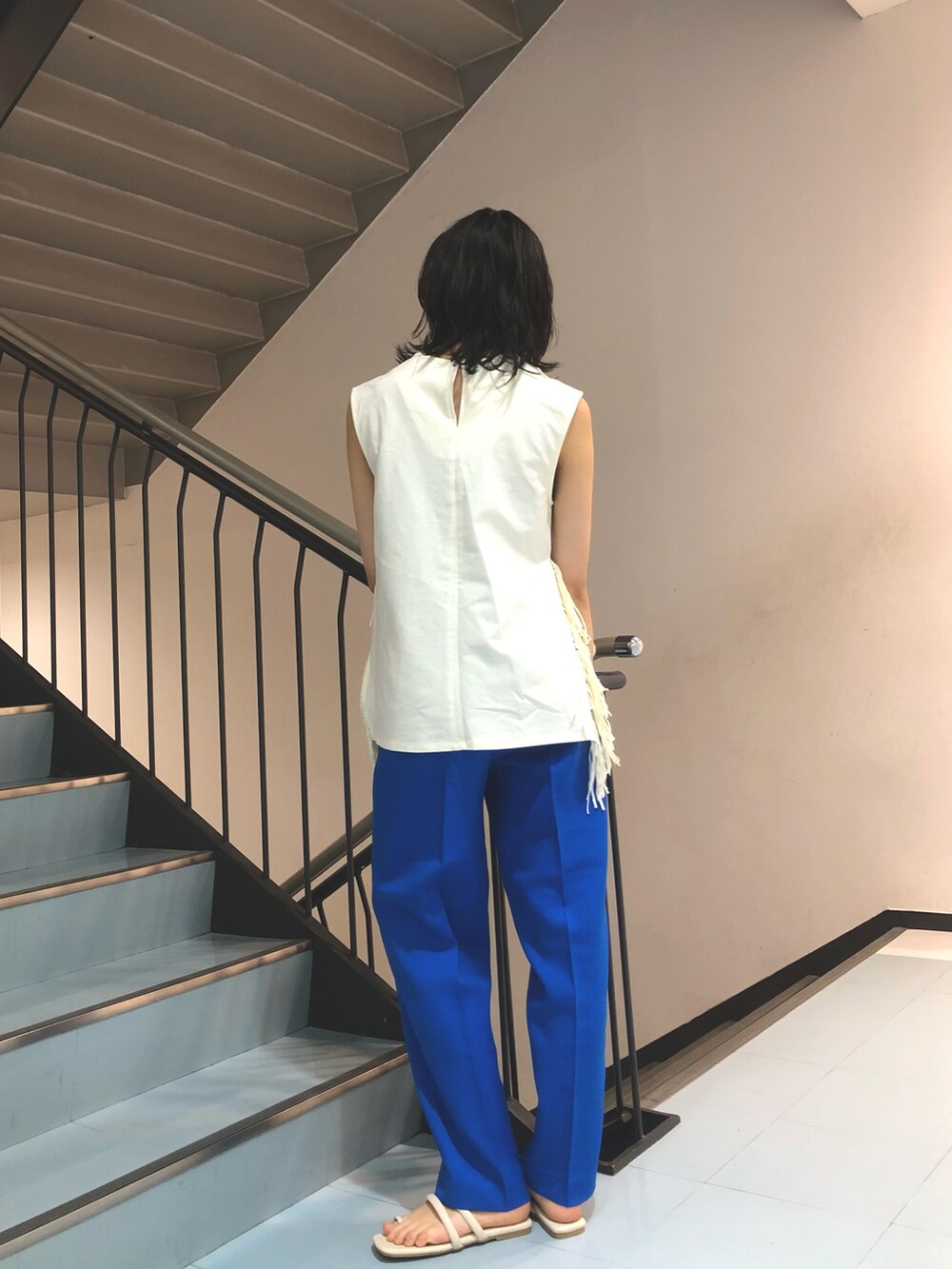 ホワイト系のTシャツ/カットソー、ブルー系のその他パンツ、ホワイト系のサンダルを着用したレディースの夏コーディネートの2枚目の写真