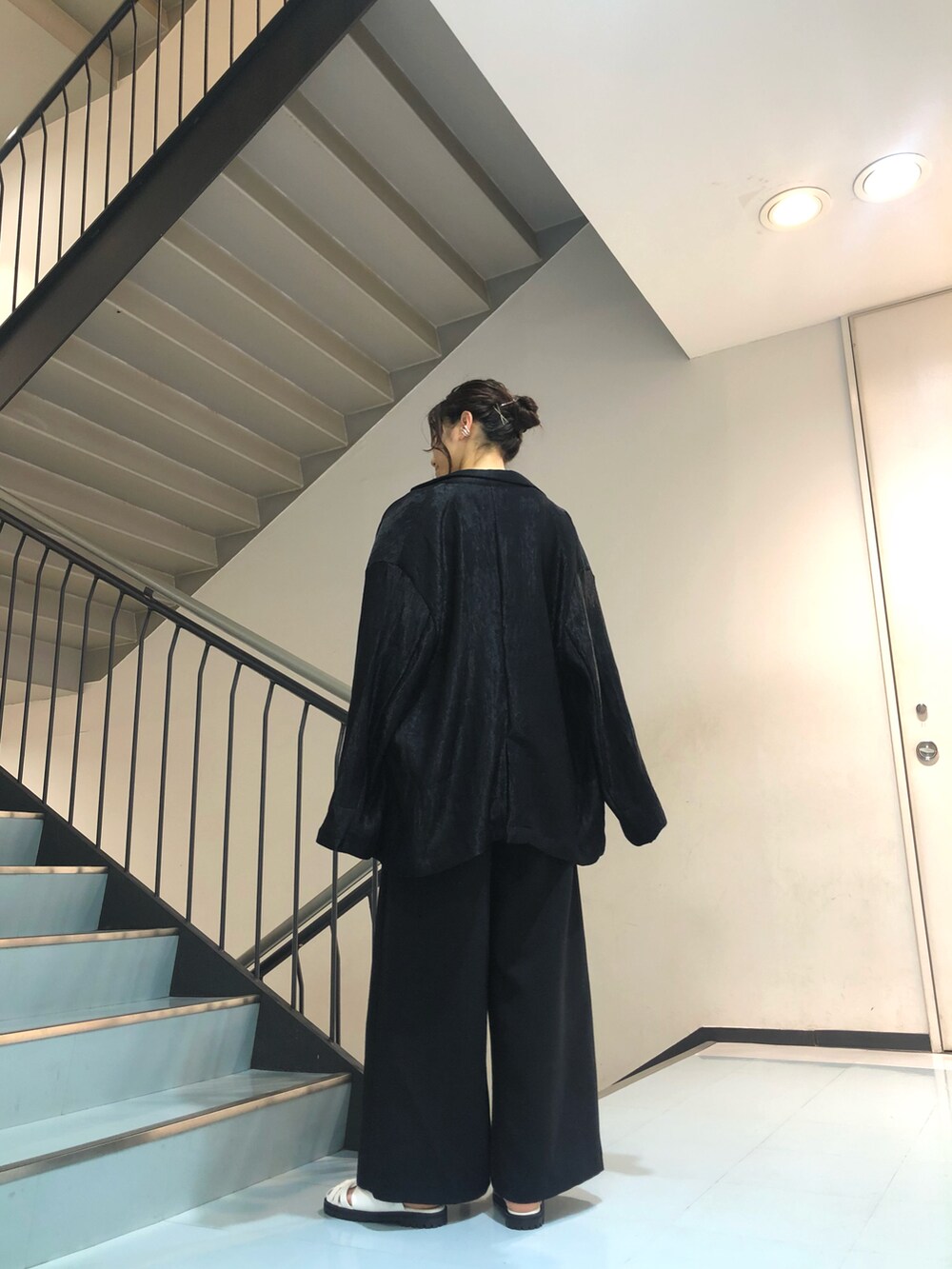 ブルー系のTシャツ/カットソー、ブラック系のテーラードジャケット、ブラック系のその他パンツを着用したレディースの春コーディネートの2枚目の写真