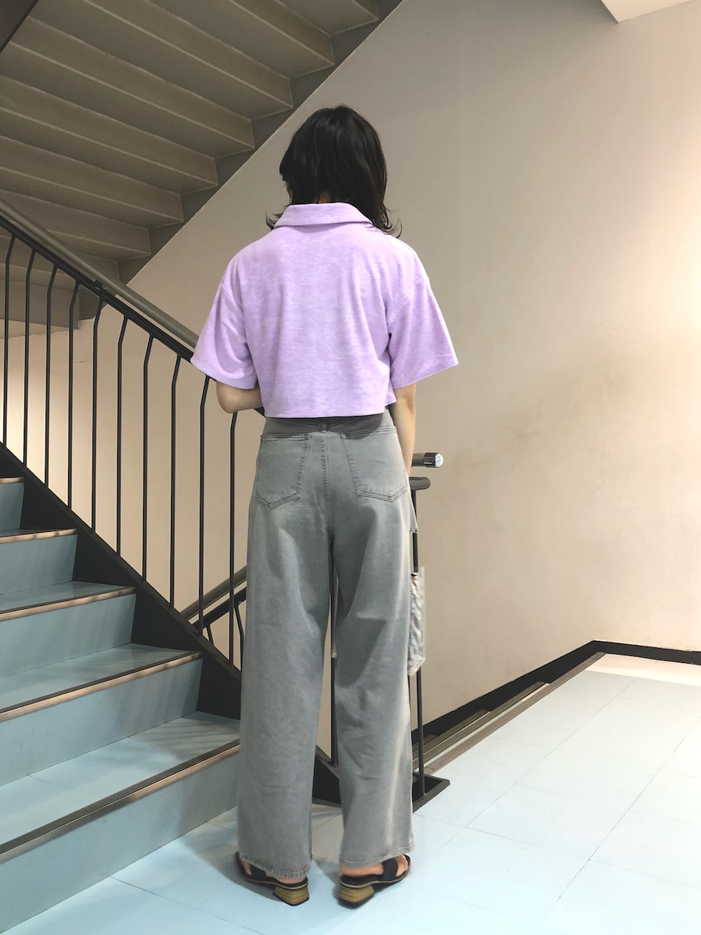 ピンク系のポロシャツ、グレー系のデニムパンツ、その他のトートバッグを着用したレディースの春コーディネートの2枚目の写真