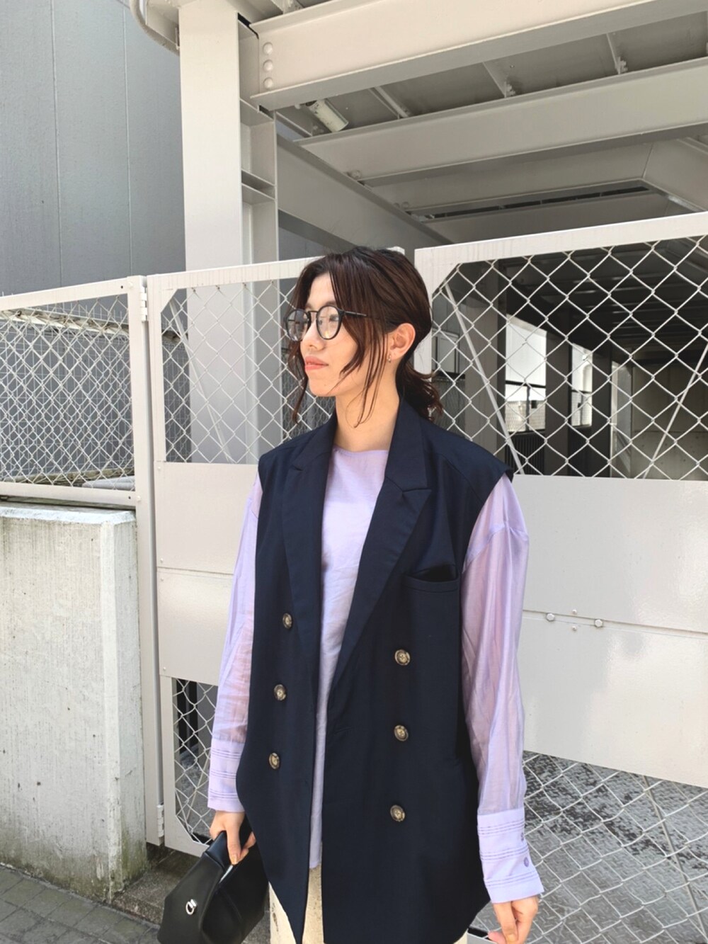 ブルー系のベスト、パープル系のシャツ/ブラウス、ホワイト系のその他パンツを着用したレディースの春コーディネートの3枚目の写真