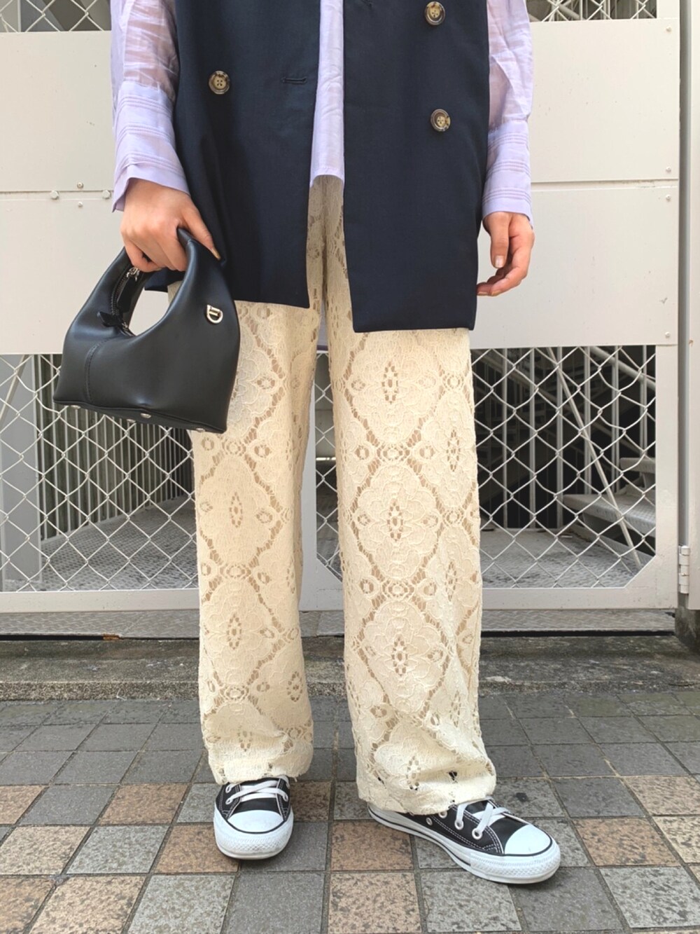 ブルー系のベスト、パープル系のシャツ/ブラウス、ホワイト系のその他パンツを着用したレディースの春コーディネートの4枚目の写真