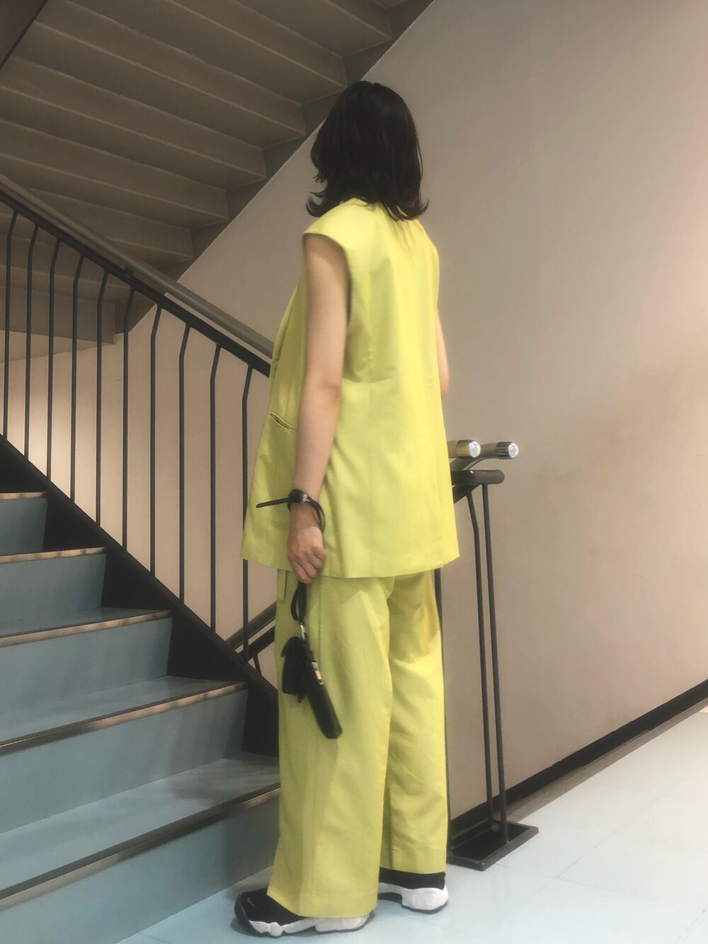 ホワイト系のタンクトップ、イエロー系のその他パンツ、イエロー系のその他アウターを着用したレディースの夏コーディネートの2枚目の写真