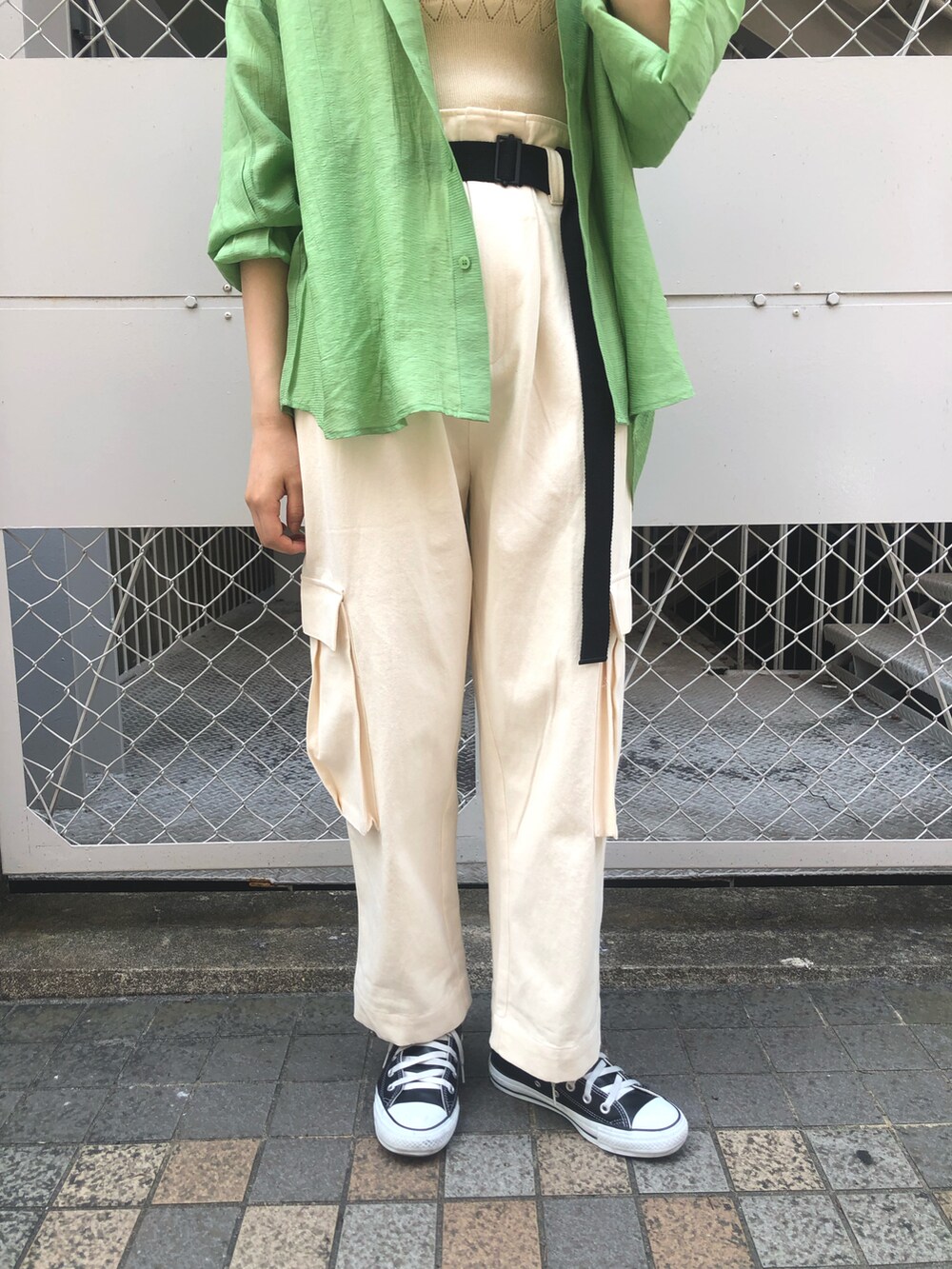 グリーン系のシャツ/ブラウス、ホワイト系のキャミソール、ホワイト系のカーゴパンツを着用したレディースの春コーディネートの4枚目の写真