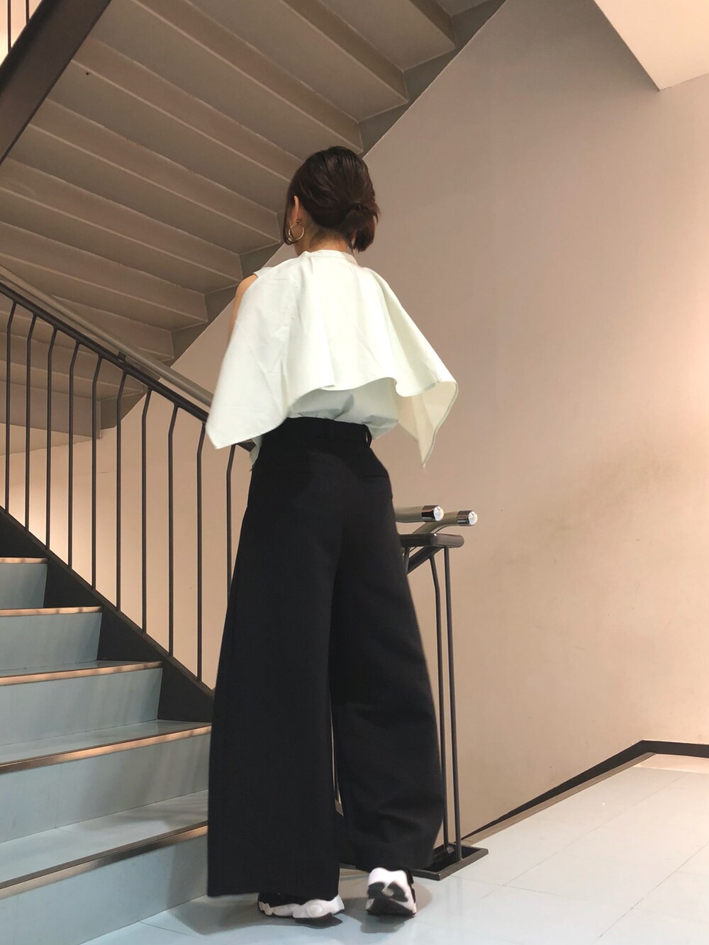 グリーン系のシャツ/ブラウス、ブラック系のその他パンツ、ゴールド系のブレスレットを着用したレディースの春コーディネートの4枚目の写真