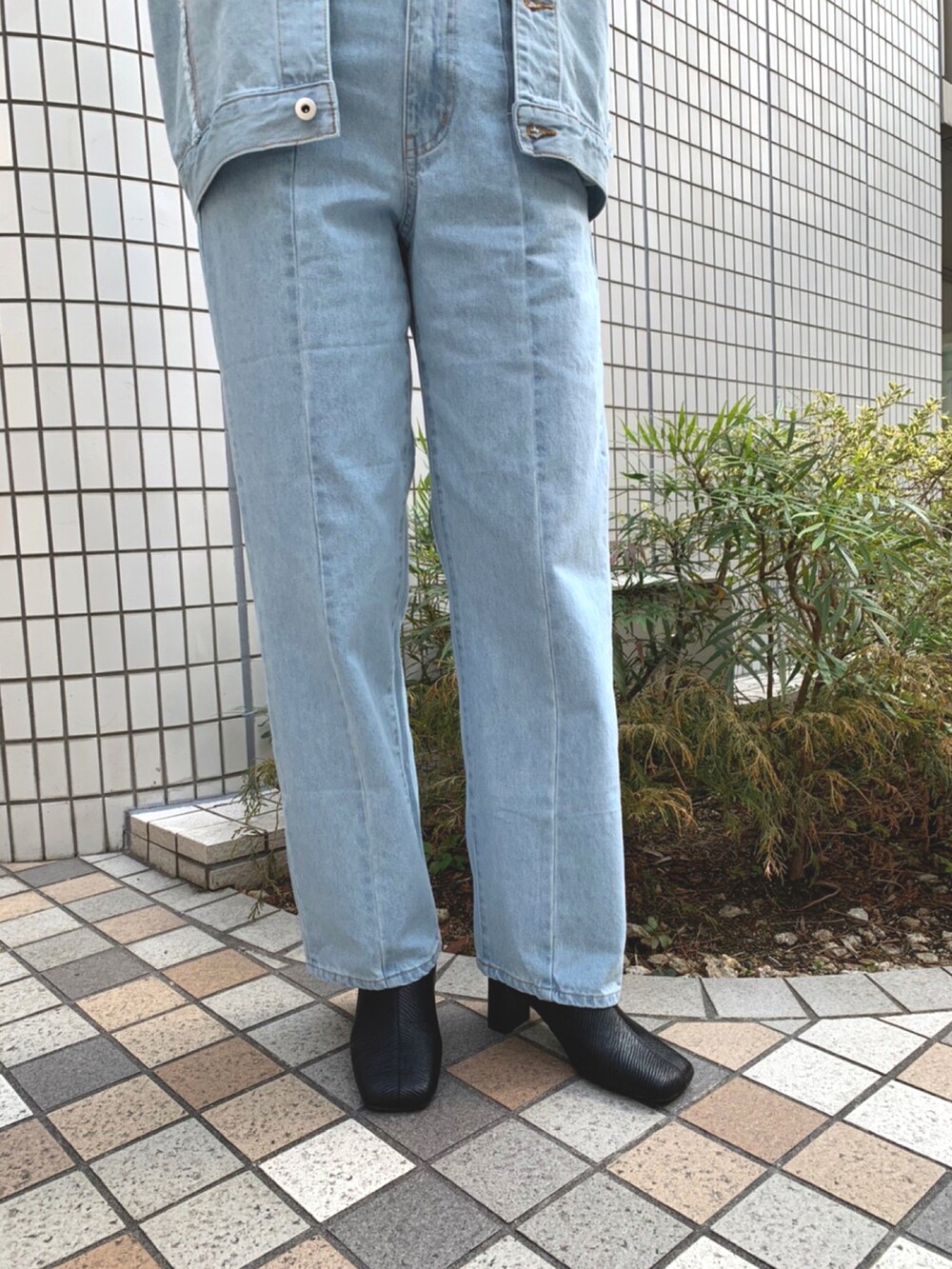 ホワイト系のニット/セーター、ブルー系のデニムジャケット、ブルー系のデニムパンツを着用したレディースの春コーディネートの4枚目の写真