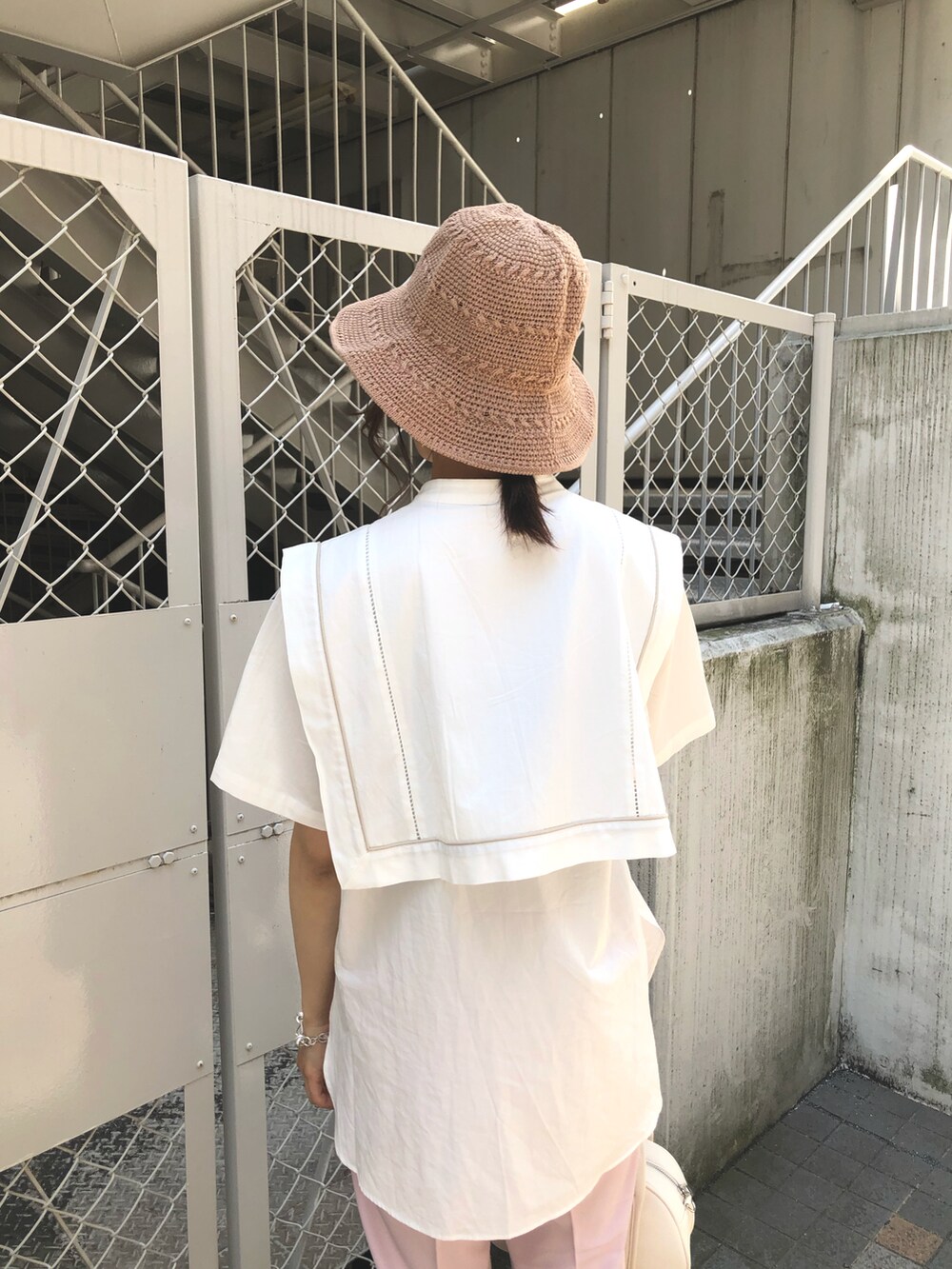 ホワイト系のシャツ/ブラウス、ピンク系のその他パンツ、ホワイト系のショルダーバッグを着用したレディースの春コーディネートの3枚目の写真