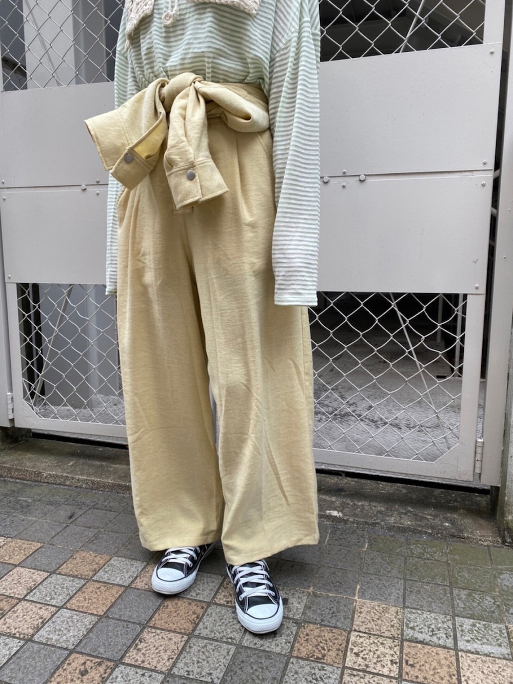 グリーン系のTシャツ/カットソー、ホワイト系のサロペット/オーバーオール、ベージュ系のその他小物を着用したレディースの冬コーディネートの4枚目の写真