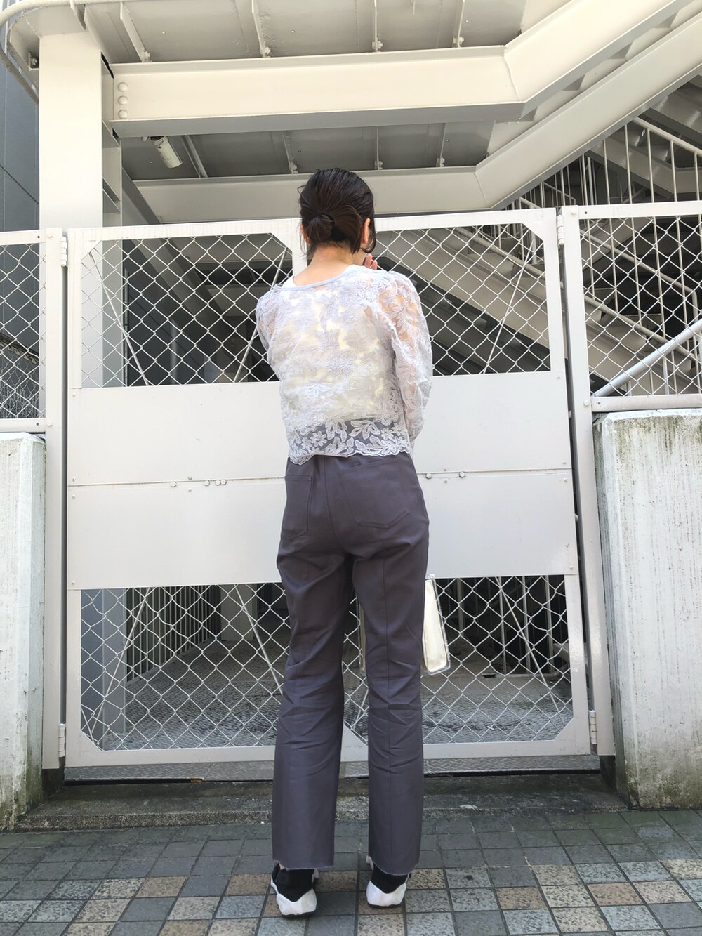 グレー系のシャツ/ブラウス、ホワイト系のタンクトップ、グレー系のその他パンツを着用したレディースの春コーディネートの2枚目の写真