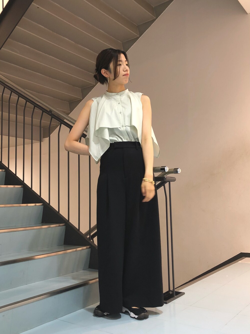 グリーン系のシャツ/ブラウス、ブラック系のその他パンツ、ゴールド系のブレスレットを着用したレディースの春コーディネートの3枚目の写真