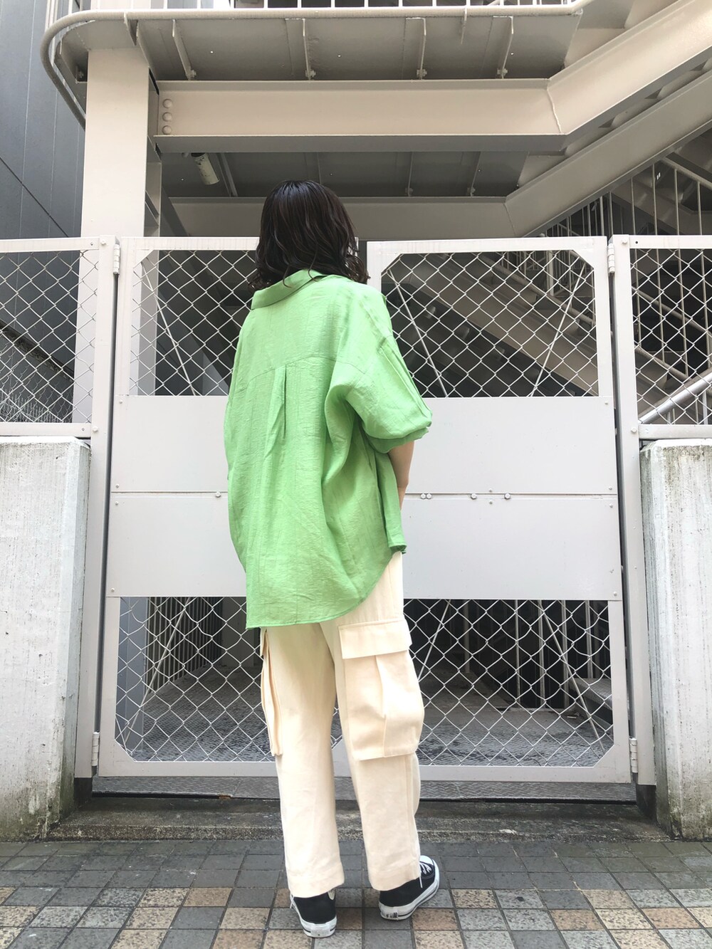 グリーン系のシャツ/ブラウス、ホワイト系のキャミソール、ホワイト系のカーゴパンツを着用したレディースの春コーディネートの3枚目の写真