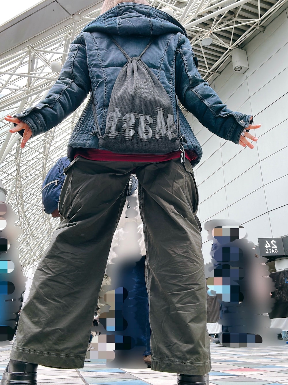 ブルー系のスウェット、ブラック系のTシャツ/カットソー、ブラック系のブーツを着用したレディースの春コーディネートの2枚目の写真