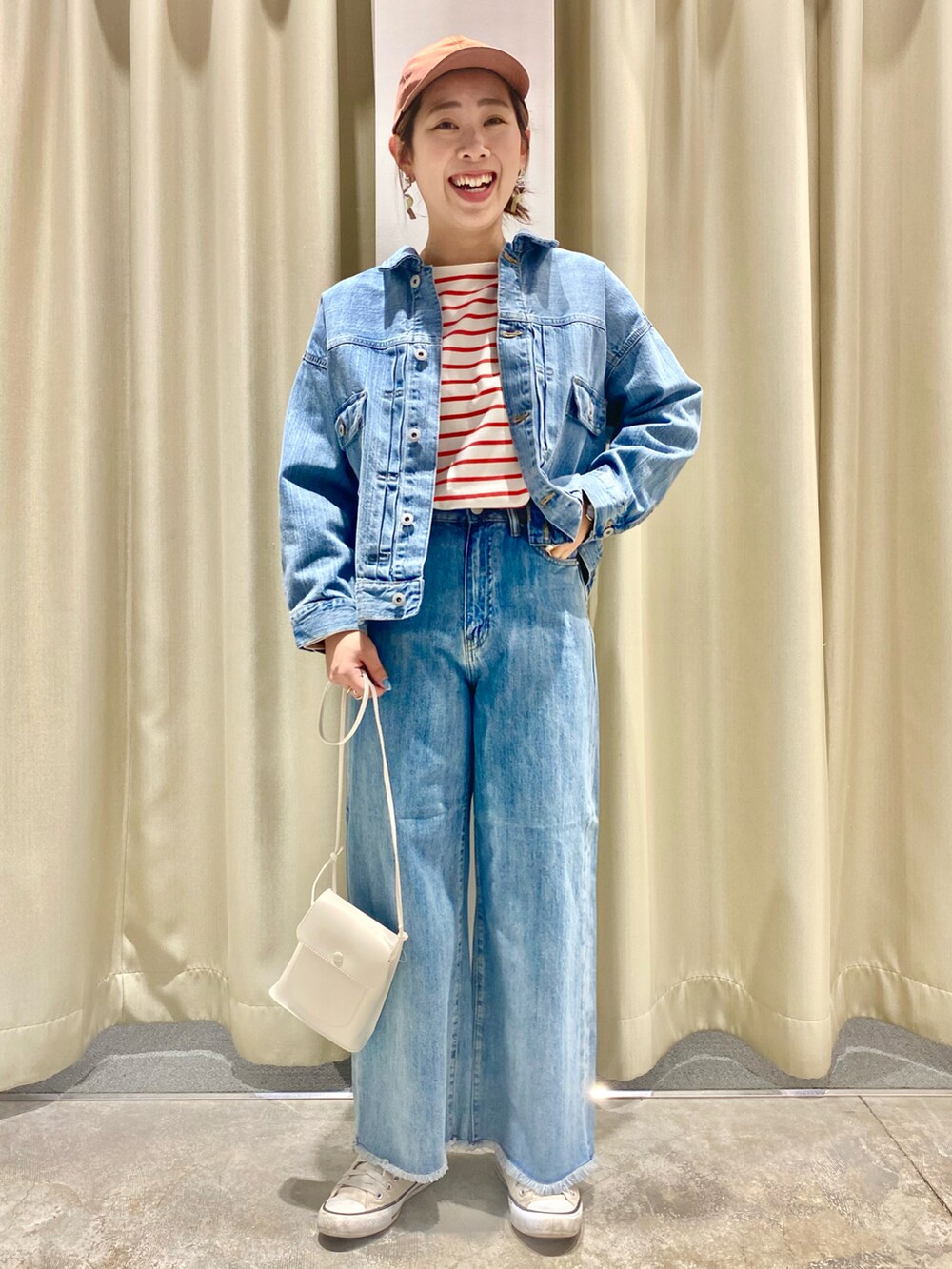 「シンプルコーデ、オトナカジュアル、パンツスタイル、大人コーデ、カジュアル、ボーダートップス、ワントーンコーデ、ブルーコーデ、ママコーデ、スニーカーコーデ、着回しコーデ」｜「CONVERSEのCONVERSE/コンバース/CANVAS ALL STAR COLORS OX/キャンバスオールスターカラーズOX/32860669210（スニーカー、ホワイト系）」を使った、yukiさん（レディース・158cm）の春コーディネートの2枚目の写真