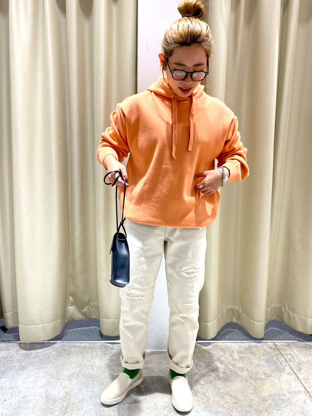 「春カラー、大人女子、白スニーカー、カラーコーデ、リラックススタイル、スニーカー、春服、シンプル、きれいめカジュアル、ナチュラル、パンツスタイル、レイヤードスタイル、ビッグシルエット、スウェット、メガネ女子」|「AMERICAN HOLICのポインテッドスリッポンシューズ(スリッポン、ホワイト系)」を使った、yukiさん(レディース・158cm)の冬コーディネートの2枚目の写真