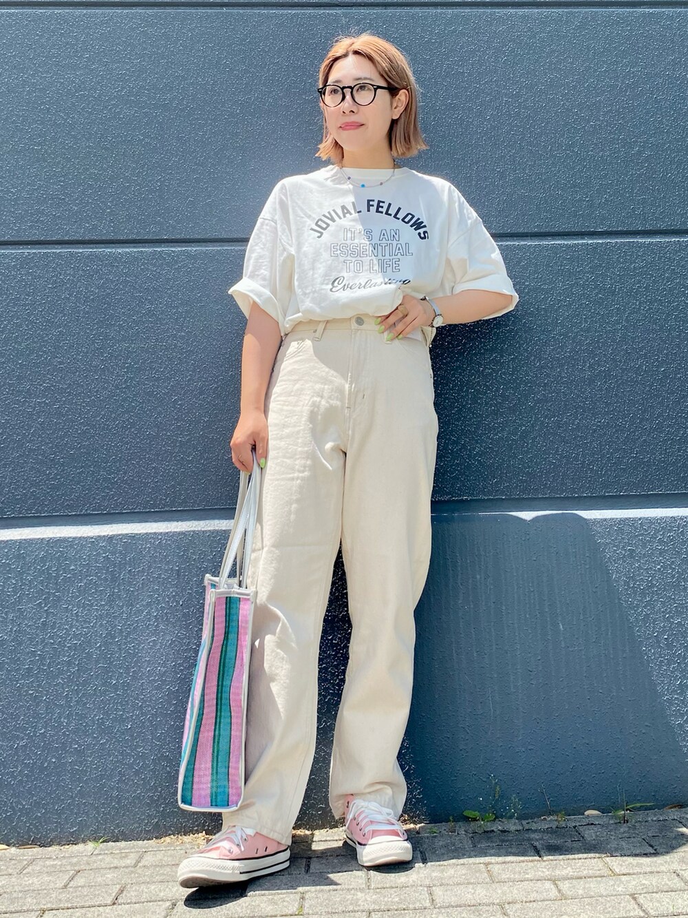 「大人カジュアル、ラクチンコーデ、パンツスタイル、カジュアルコーデ、きれいめカジュアル、おしゃれさんと繋がりたい、ootd、ゆるコーデ、デニムパンツ、黒、モノトーンコーデ、トートバッグ、休日コーデ、ママコーデ、ストレートデニム」｜「AMERICAN HOLICのカラフル雑材スクエアトートバッグA（トートバッグ、ピンク系）」を使った、yukiさん（レディース・158cm）の夏コーディネートの4枚目の写真