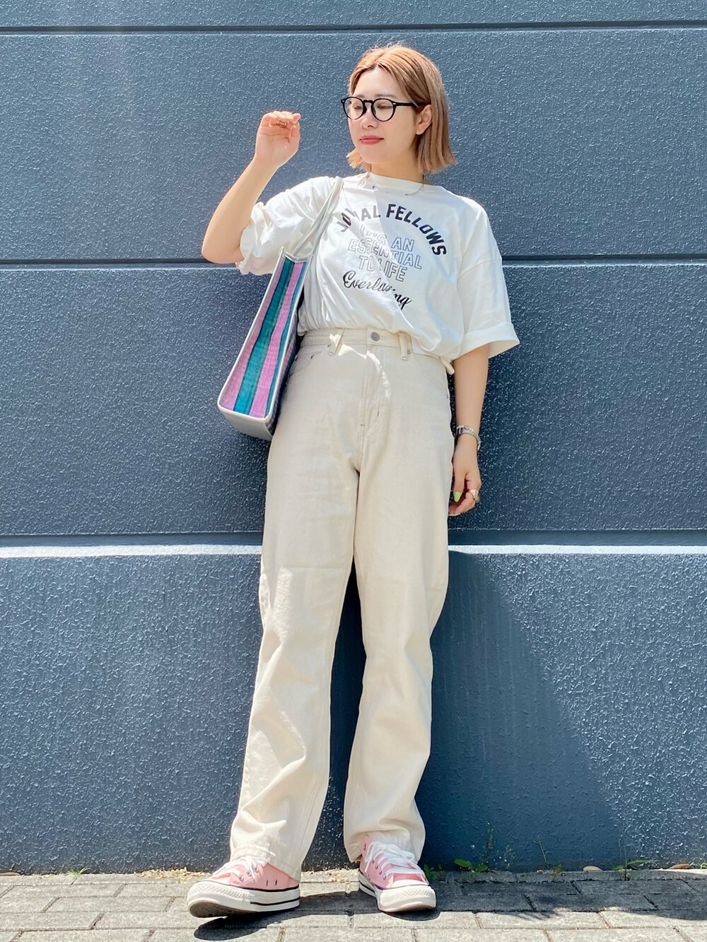 「大人カジュアル、ラクチンコーデ、パンツスタイル、カジュアルコーデ、きれいめカジュアル、おしゃれさんと繋がりたい、ootd、ゆるコーデ、デニムパンツ、黒、モノトーンコーデ、トートバッグ、休日コーデ、ママコーデ、ストレートデニム」｜「AMERICAN HOLICのカラフル雑材スクエアトートバッグA（トートバッグ、ピンク系）」を使った、yukiさん（レディース・158cm）の夏コーディネートの2枚目の写真