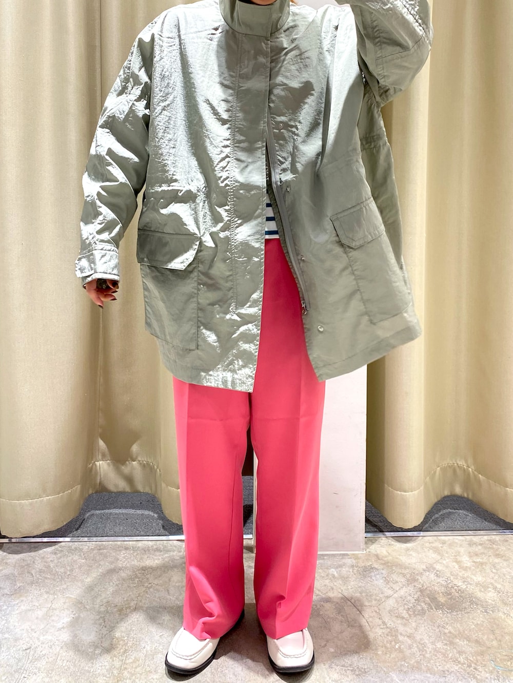 グリーン系のブルゾン、ピンク系のその他パンツ、ブラック系のTシャツ/カットソーを着用したレディースの冬コーディネートの2枚目の写真