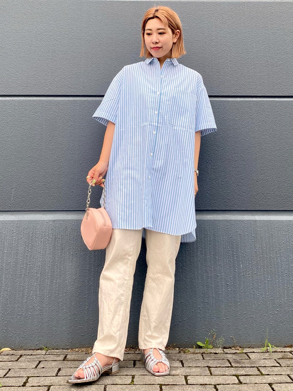 ブルー系のシャツ/ブラウス、ホワイト系のデニムパンツ、シルバー系のサンダルを着用したレディースの夏コーディネートの2枚目の写真
