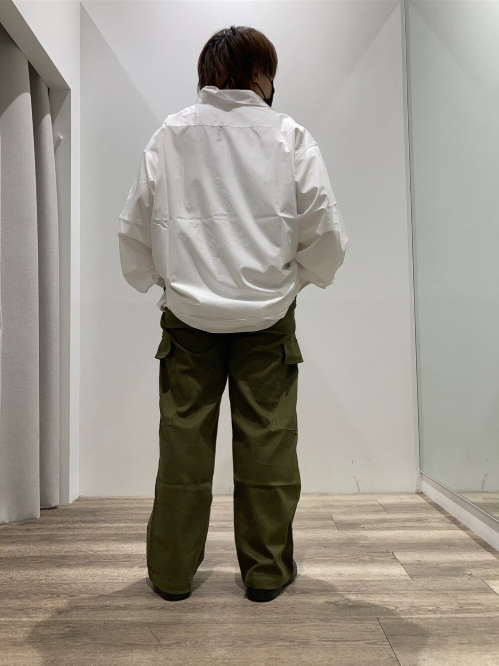 ホワイト系のシャツ/ブラウス、グリーン系のその他パンツを着用したメンズの秋コーディネートの2枚目の写真