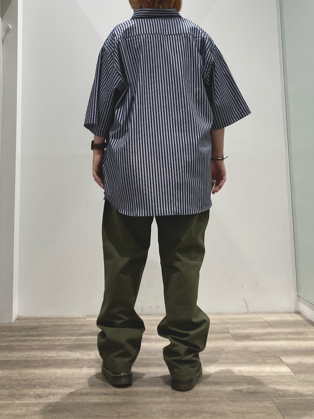 ブルー系のシャツ/ブラウス、グリーン系のその他パンツを着用したメンズの春コーディネートの2枚目の写真