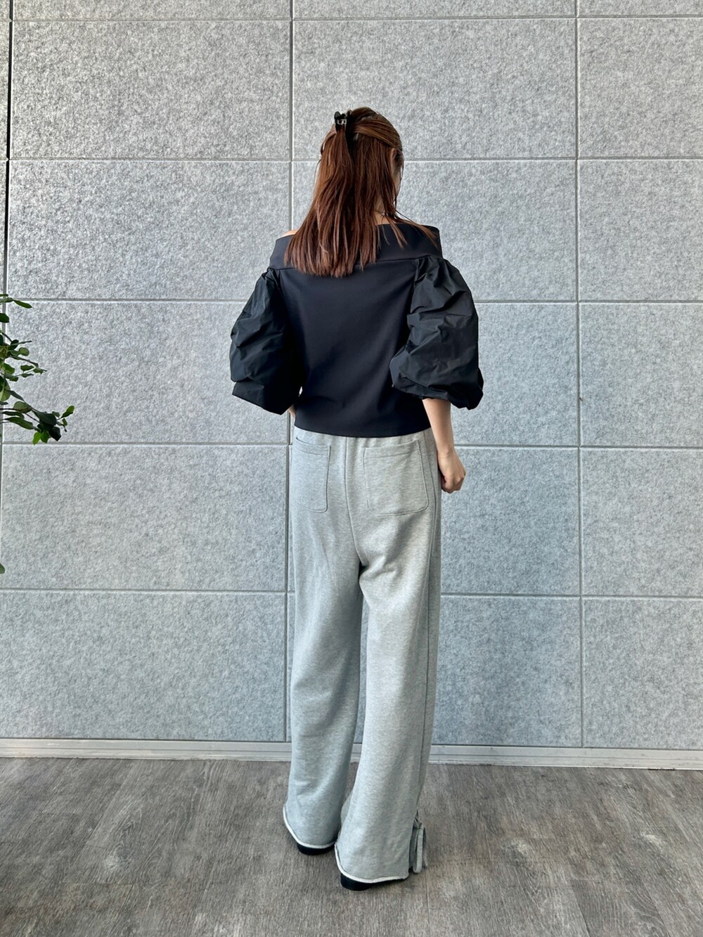 グレー系のその他パンツ、ブラック系のシャツ/ブラウスを着用したレディースの秋コーディネートの3枚目の写真