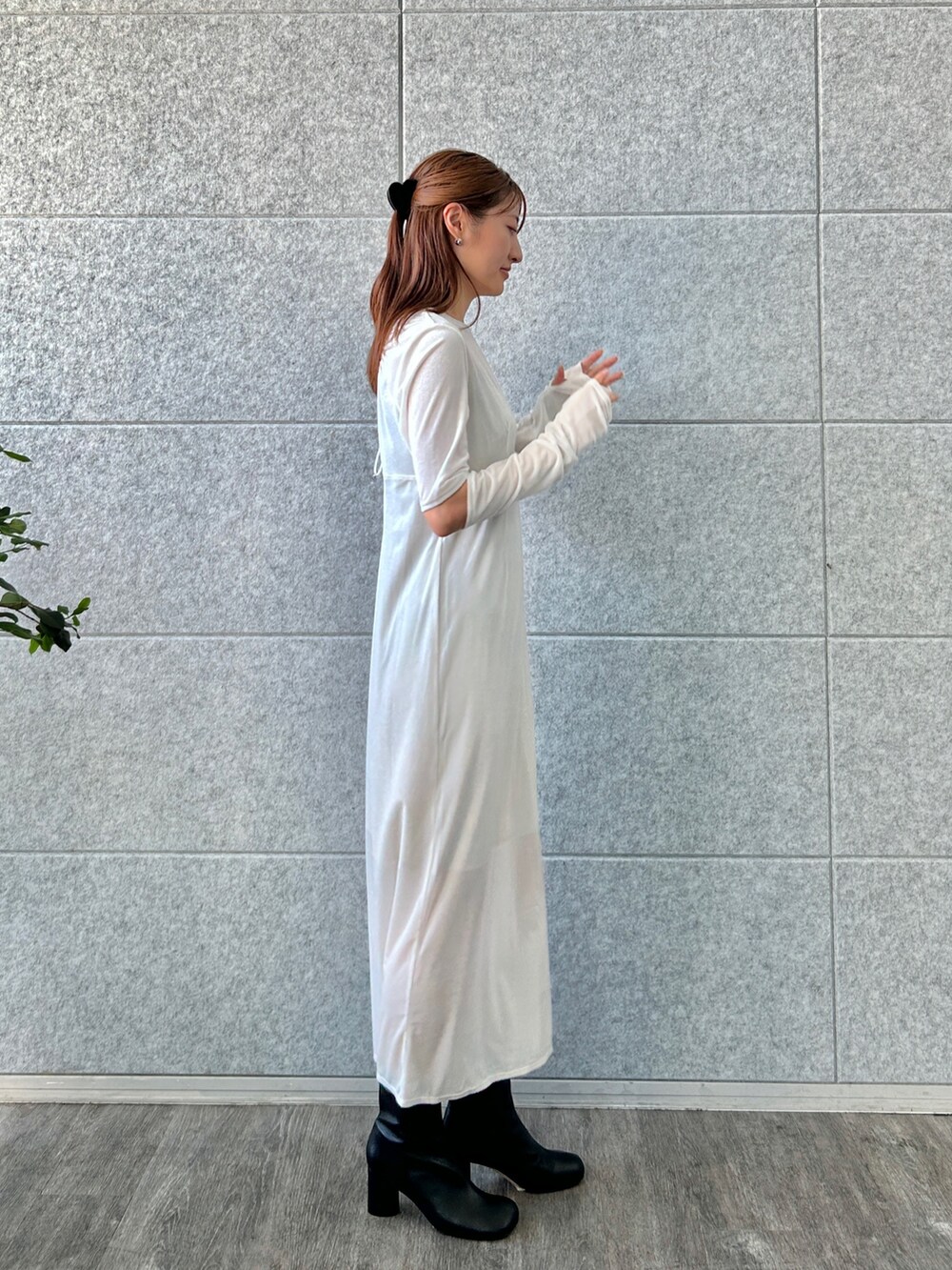 ホワイト系のワンピースを着用したレディースの秋コーディネートの3枚目の写真