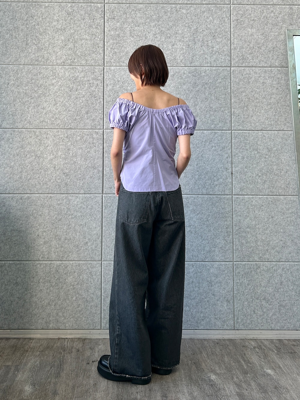 パープル系のシャツ/ブラウスを着用したレディースの夏コーディネートの2枚目の写真