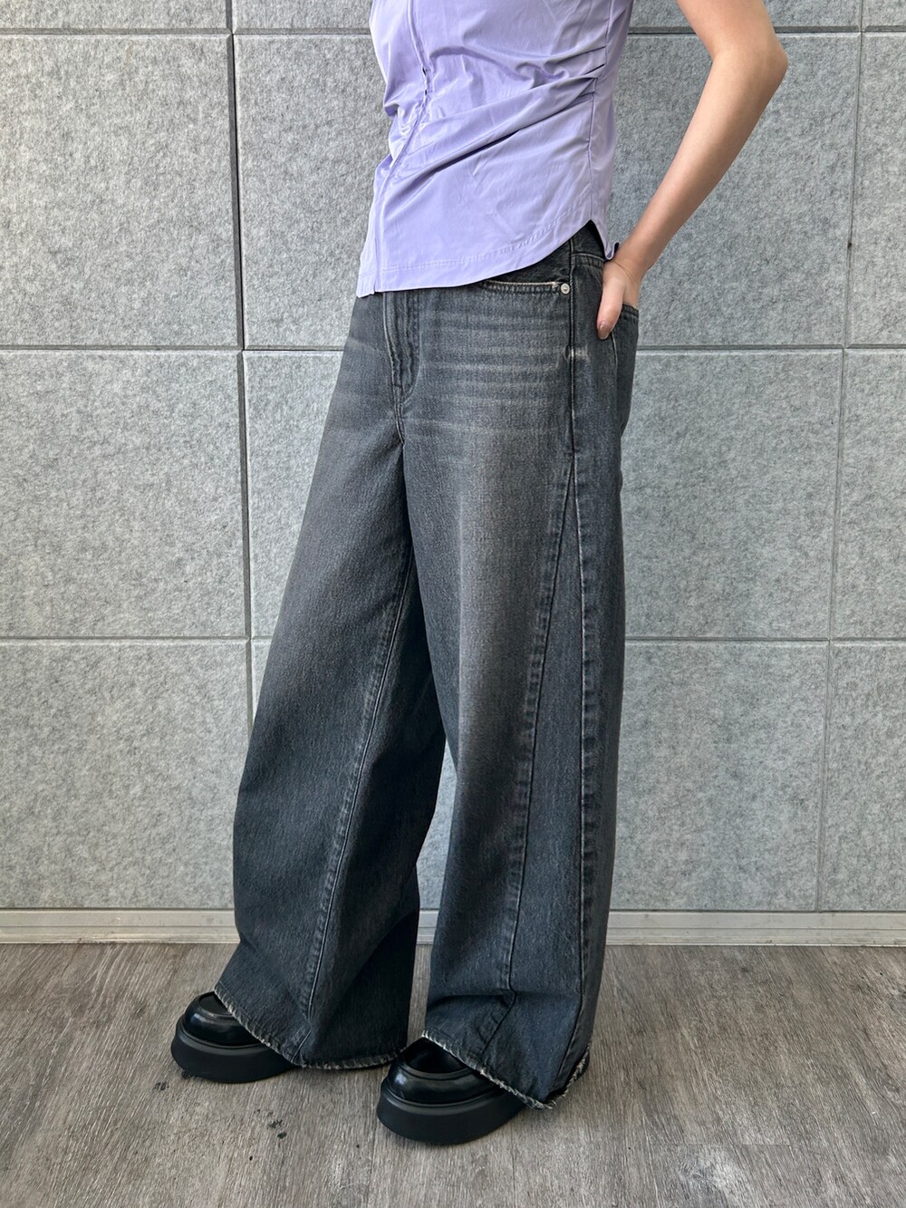 パープル系のシャツ/ブラウスを着用したレディースの夏コーディネートの6枚目の写真