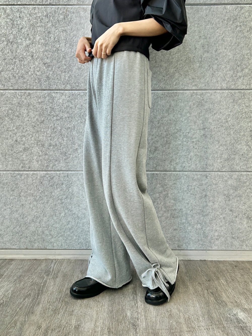 グレー系のその他パンツ、ブラック系のシャツ/ブラウスを着用したレディースの秋コーディネートの6枚目の写真