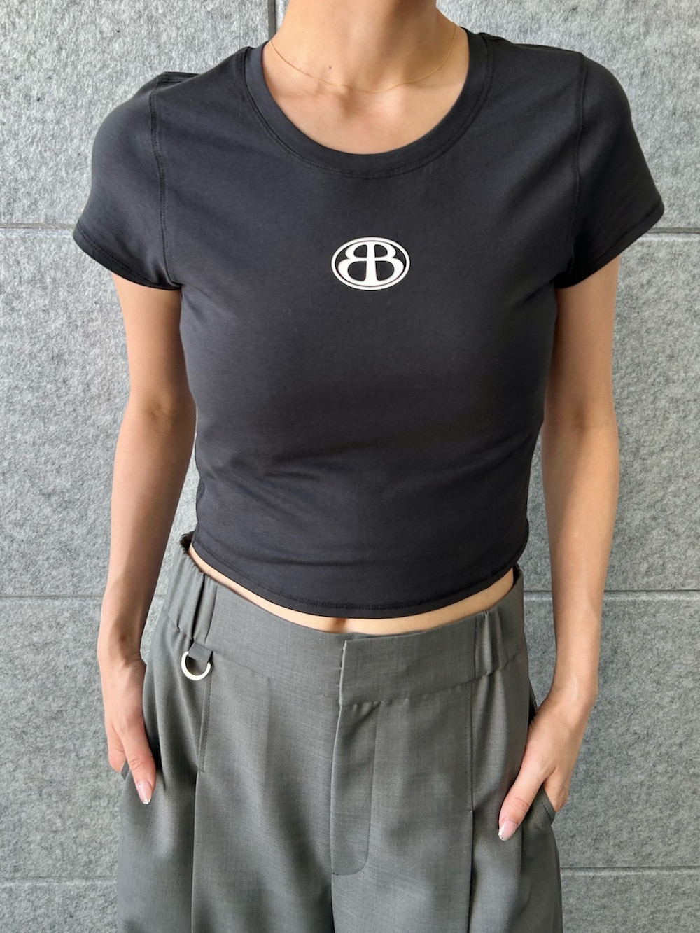 グレー系のその他パンツ、ブラック系のサンダル、ブラック系のTシャツ/カットソーを着用したレディースの春コーディネートの3枚目の写真