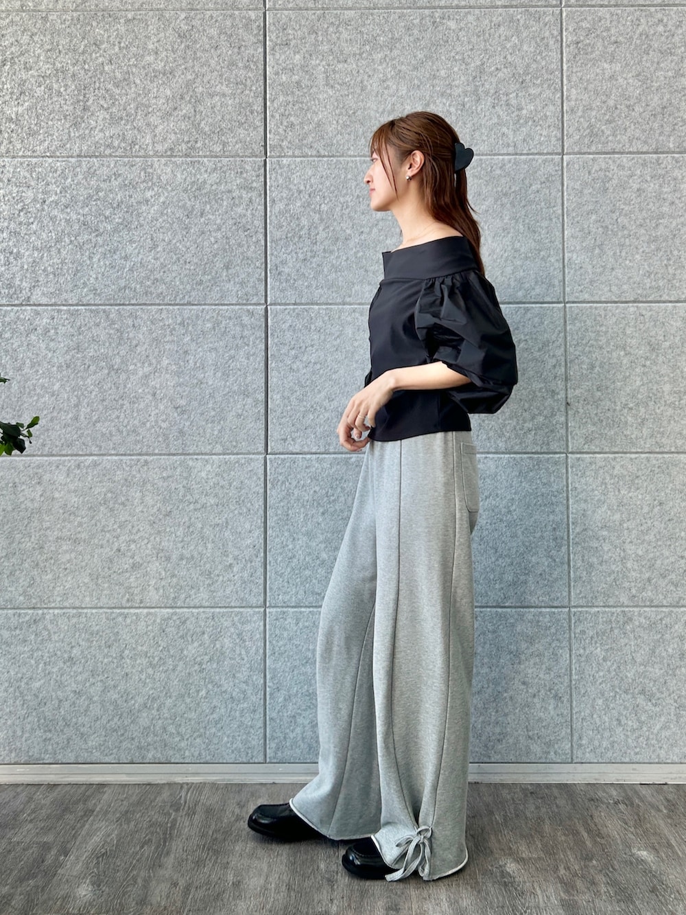 グレー系のその他パンツ、ブラック系のシャツ/ブラウスを着用したレディースの秋コーディネートの2枚目の写真