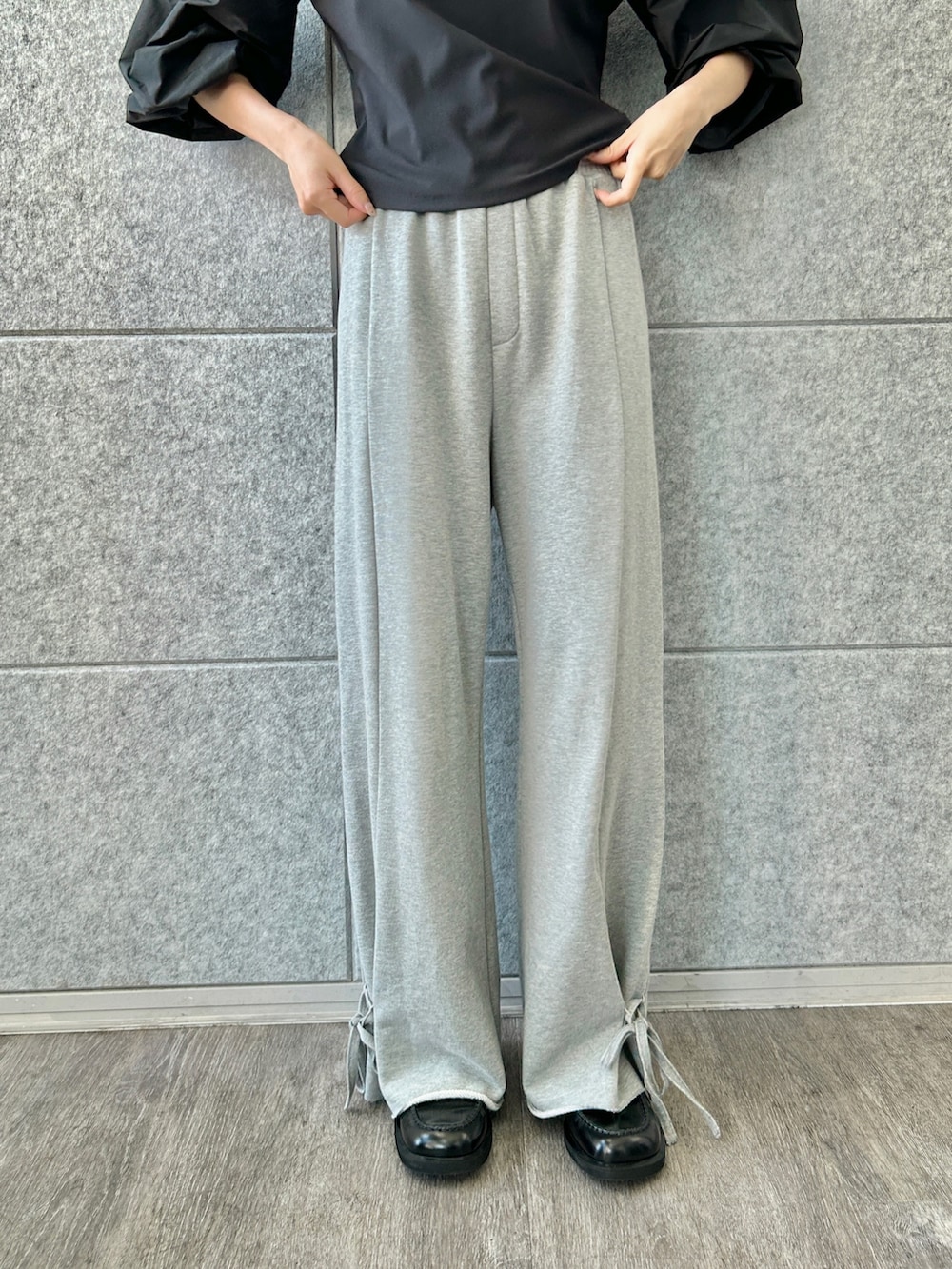 グレー系のその他パンツ、ブラック系のシャツ/ブラウスを着用したレディースの秋コーディネートの5枚目の写真