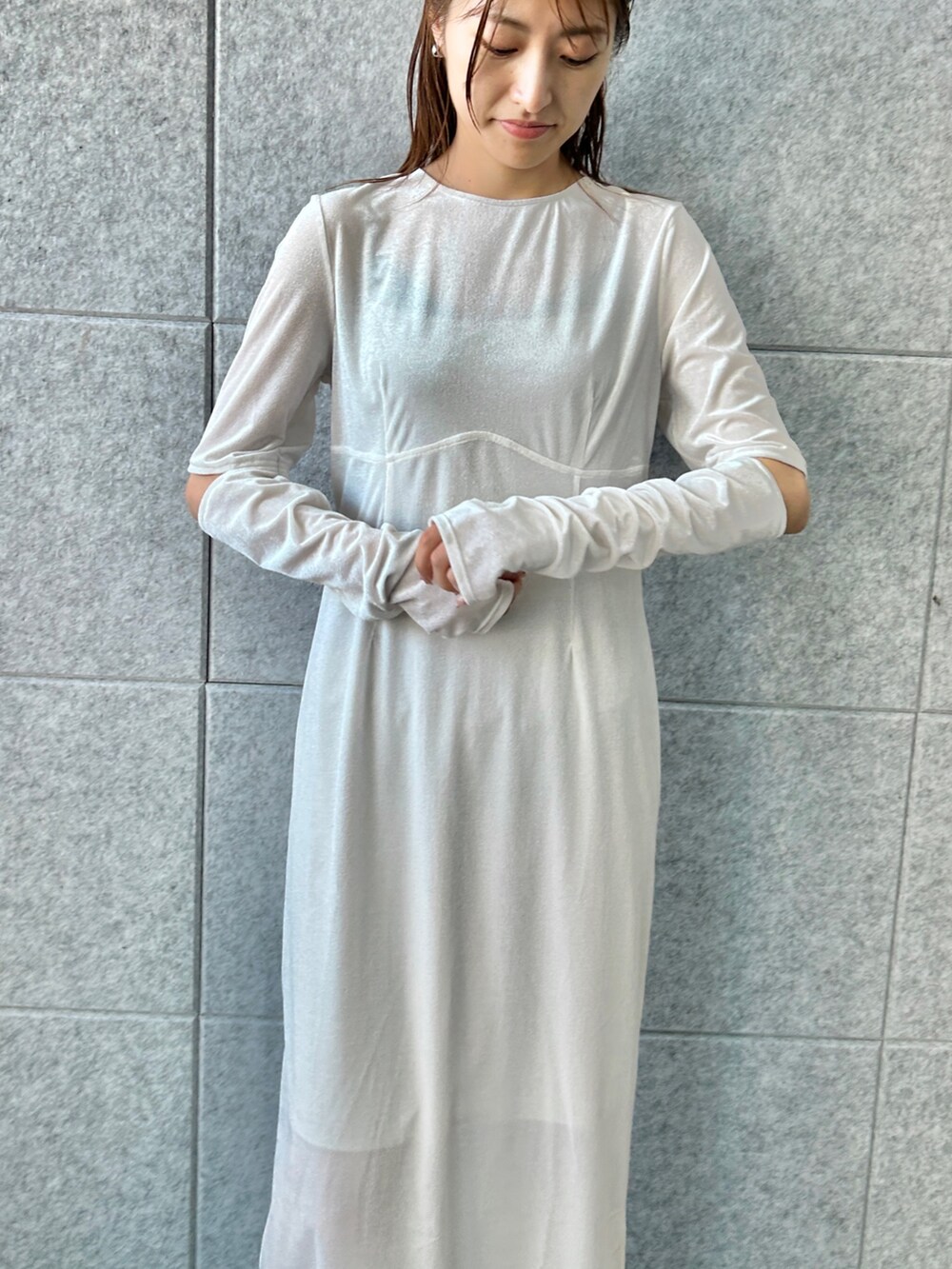 ホワイト系のワンピースを着用したレディースの秋コーディネートの5枚目の写真