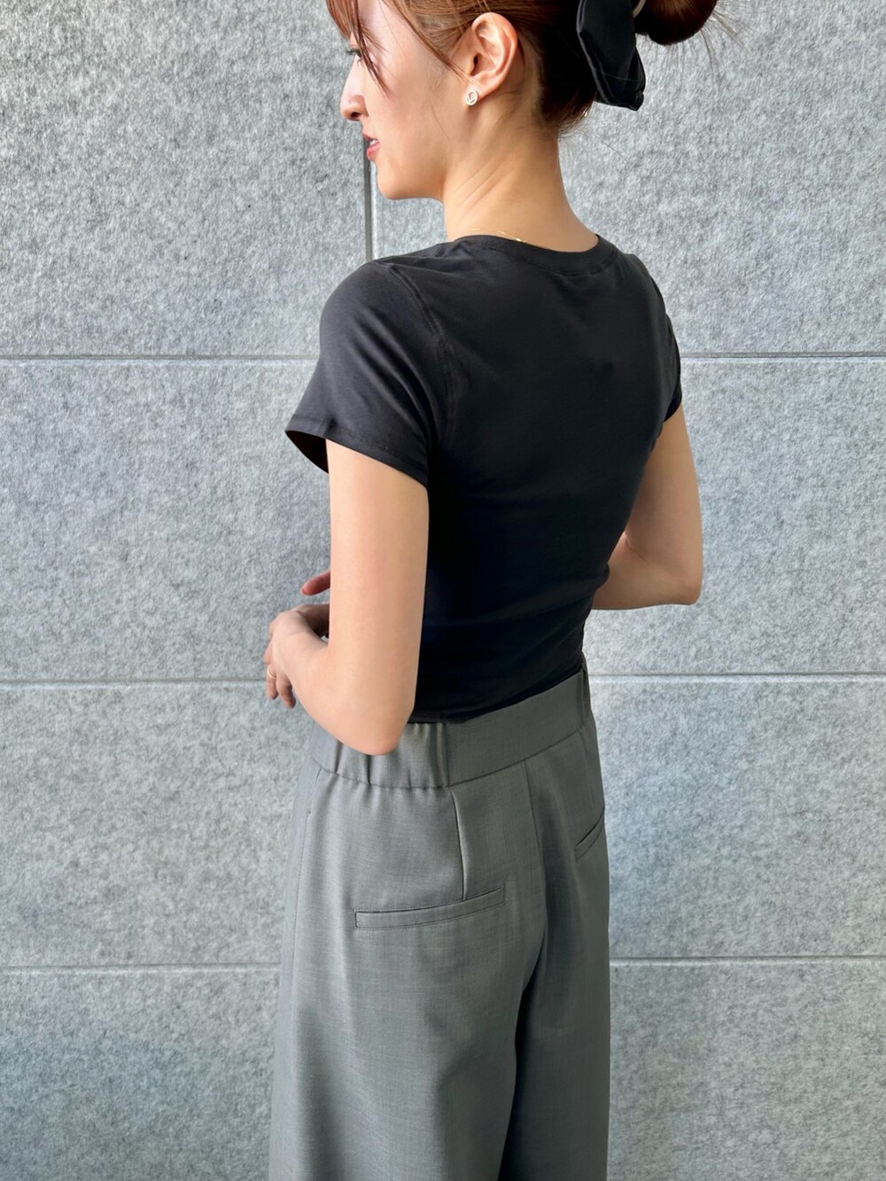 グレー系のその他パンツ、ブラック系のサンダル、ブラック系のTシャツ/カットソーを着用したレディースの春コーディネートの4枚目の写真