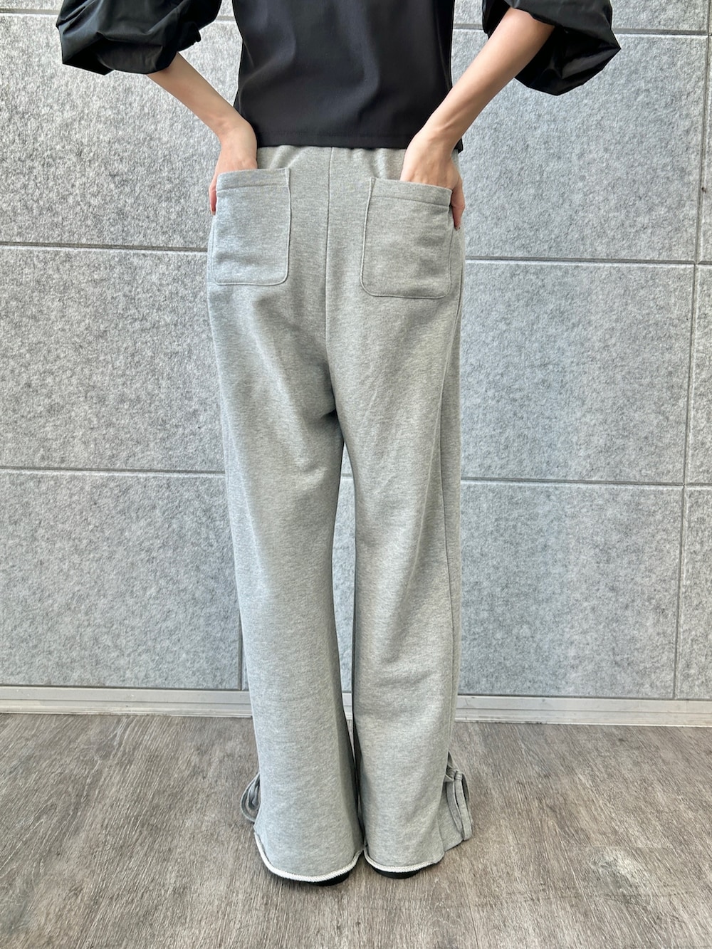 グレー系のその他パンツ、ブラック系のシャツ/ブラウスを着用したレディースの秋コーディネートの7枚目の写真