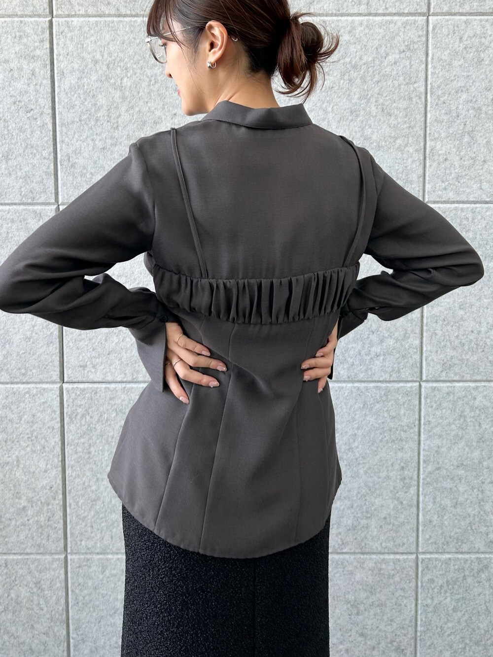 ブラック系のスカート、グレー系のシャツ/ブラウスを着用したレディースの冬コーディネートの5枚目の写真