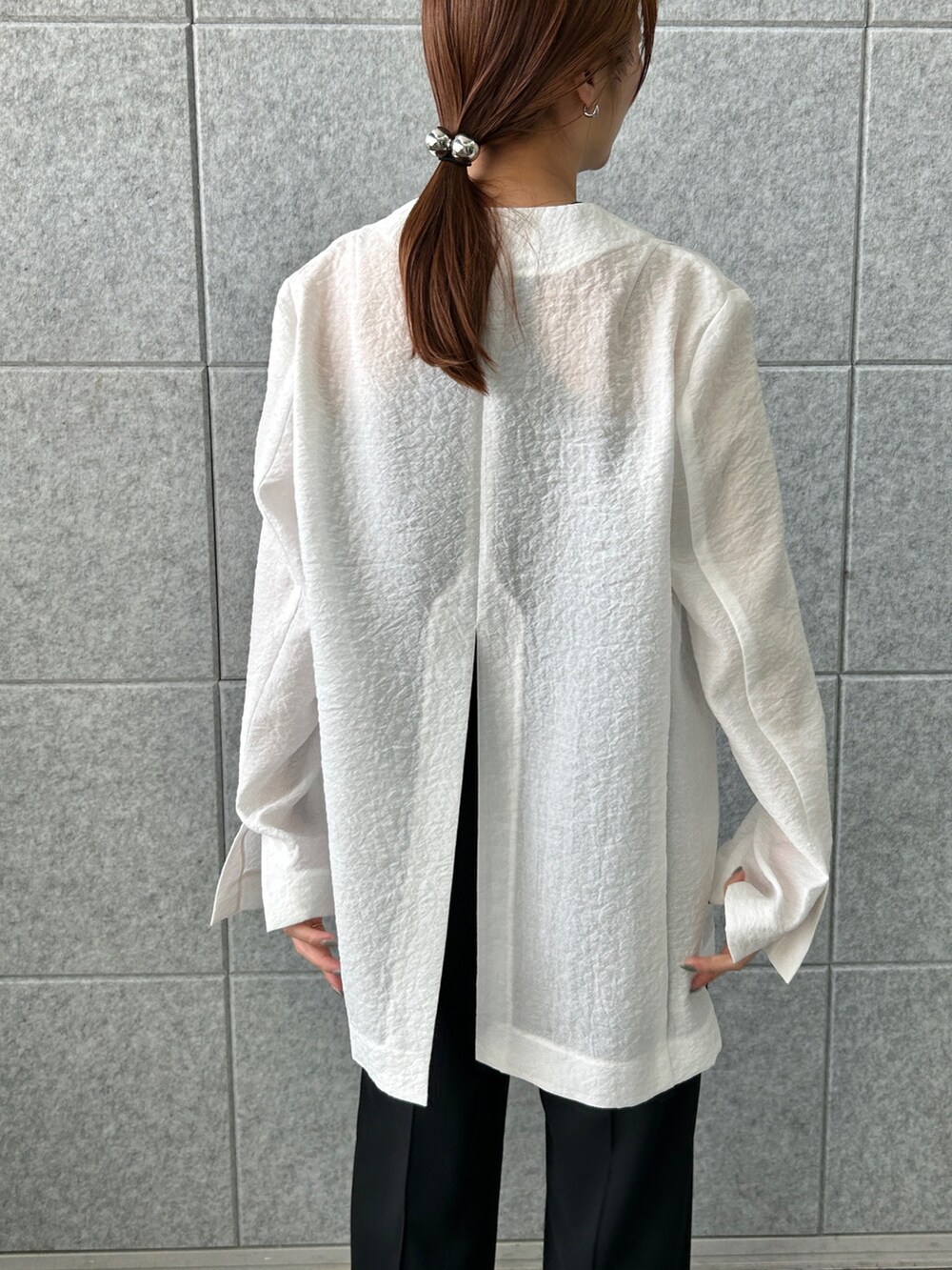 ブラック系のサンダル、ブラック系のタンクトップ、ブラック系のその他パンツを着用したレディースの春コーディネートの6枚目の写真