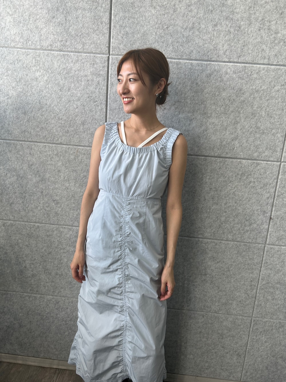 ブラック系のタンクトップ、ブルー系のワンピース、ブラック系のその他パンツを着用したレディースの夏コーディネートの4枚目の写真