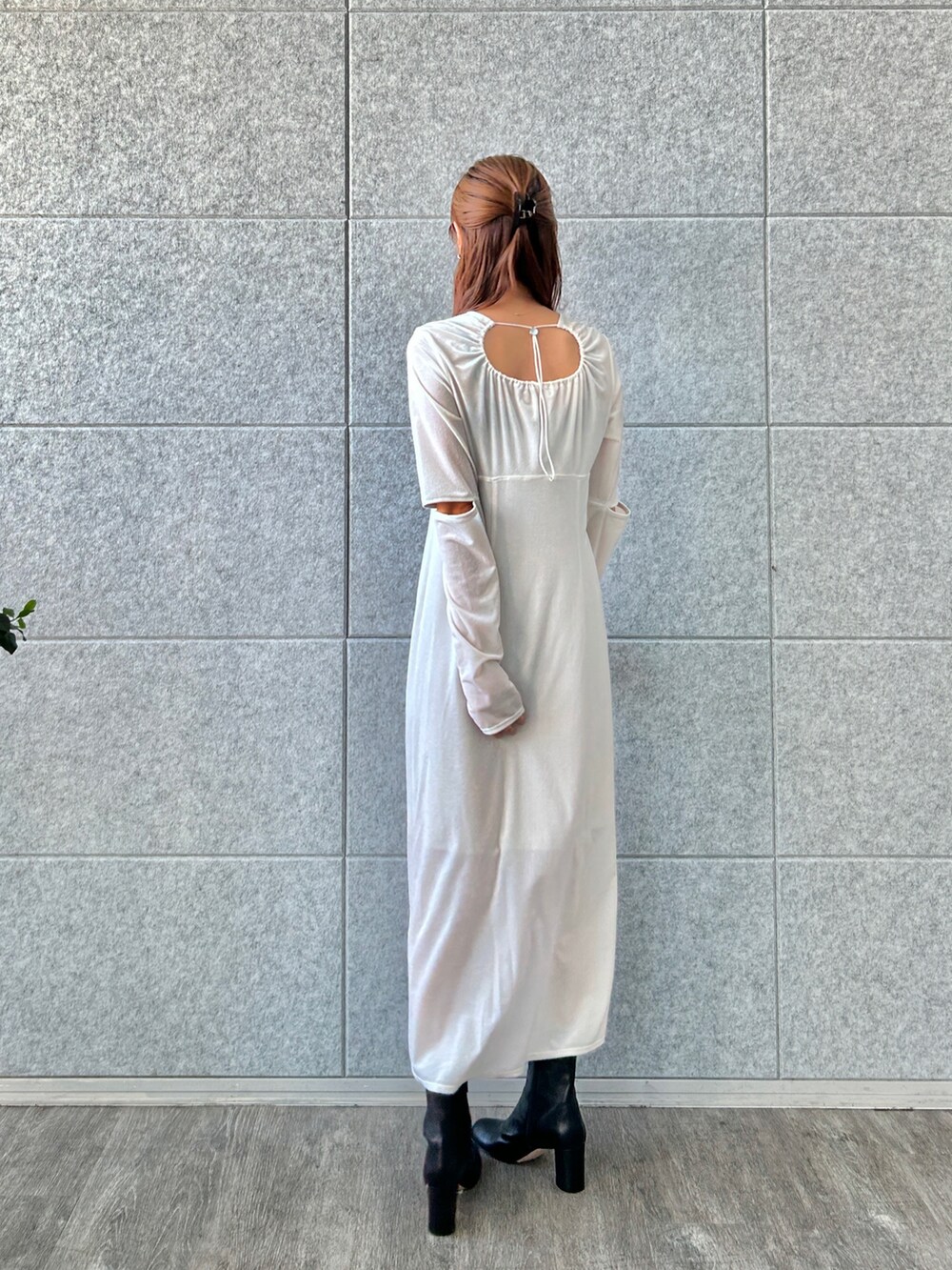 ホワイト系のワンピースを着用したレディースの秋コーディネートの4枚目の写真