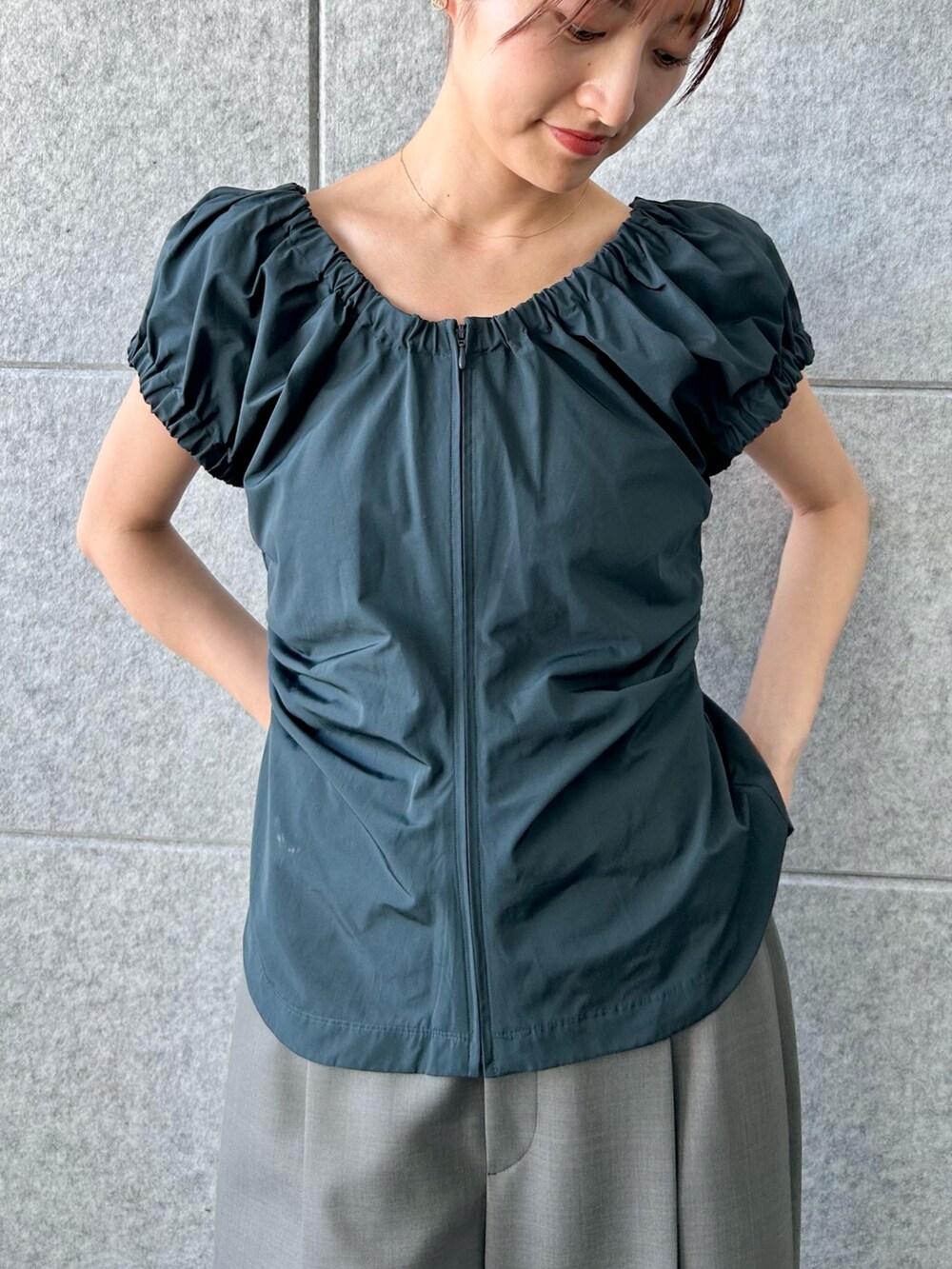 グレー系のその他パンツ、ブルー系のシャツ/ブラウス、ブラック系のサンダルを着用したレディースの春コーディネートの4枚目の写真