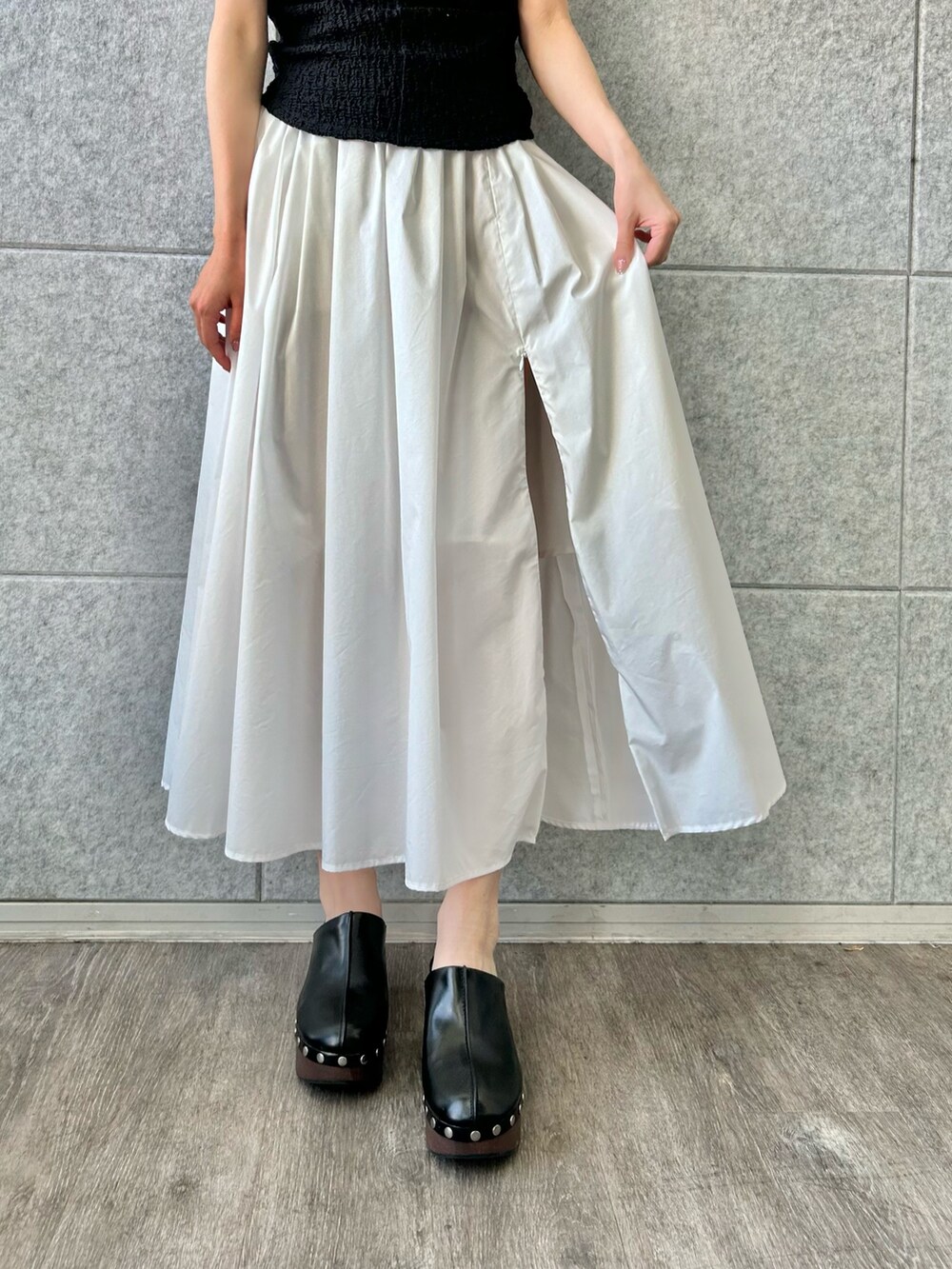 ブラック系のTシャツ/カットソー、ホワイト系のスカートを着用したレディースの夏コーディネートの6枚目の写真
