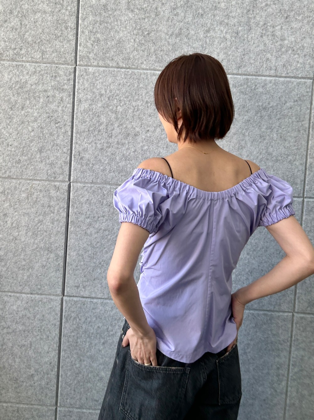 パープル系のシャツ/ブラウスを着用したレディースの夏コーディネートの5枚目の写真
